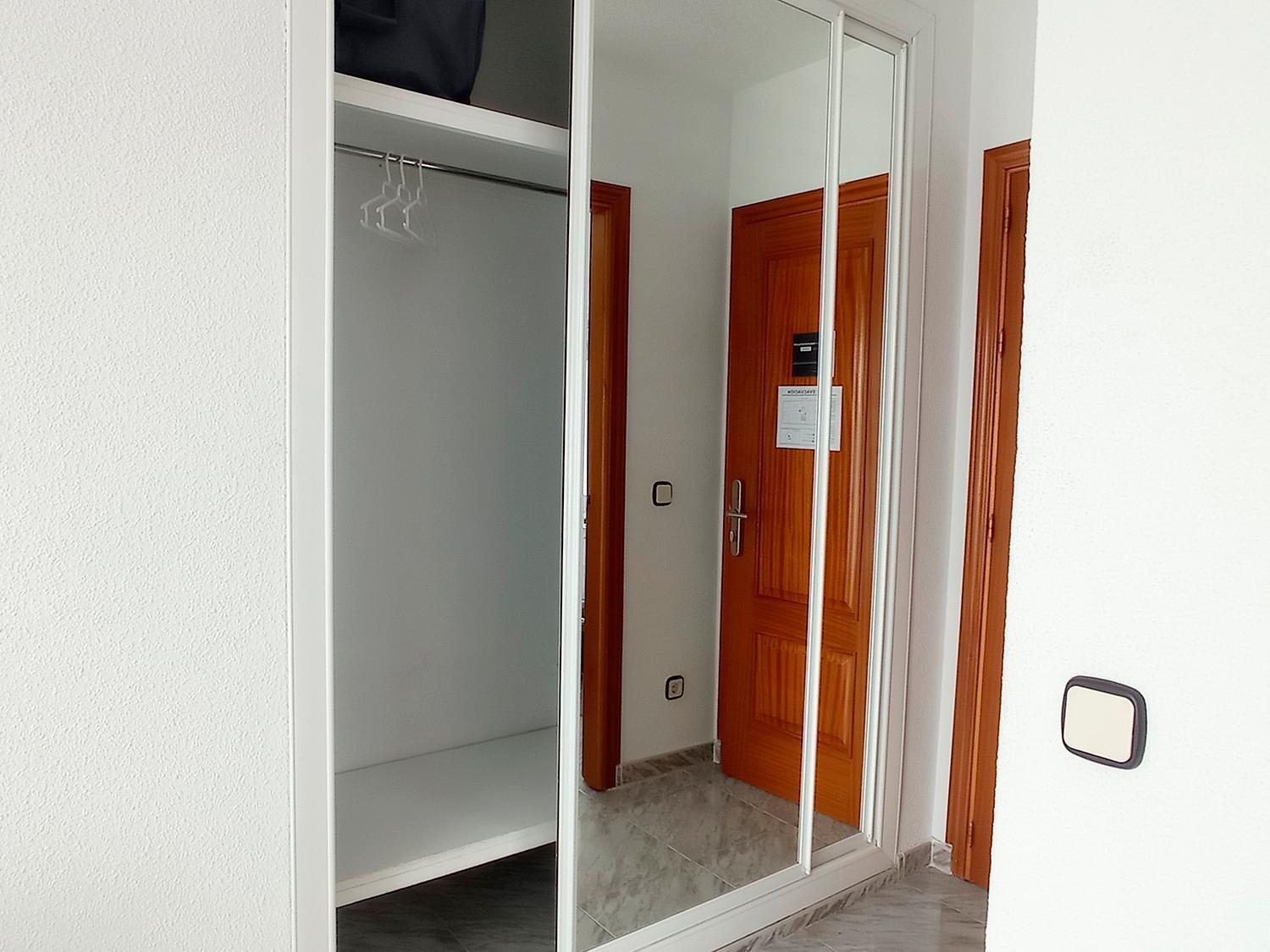 Twin Room with Balcony - Photo 4