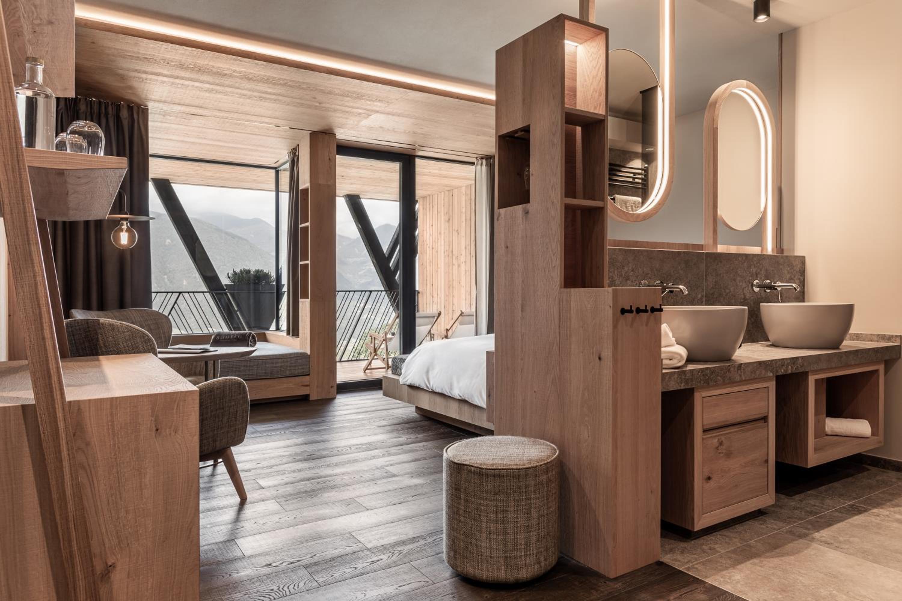 Junior Suite with Balcony - Photo 1