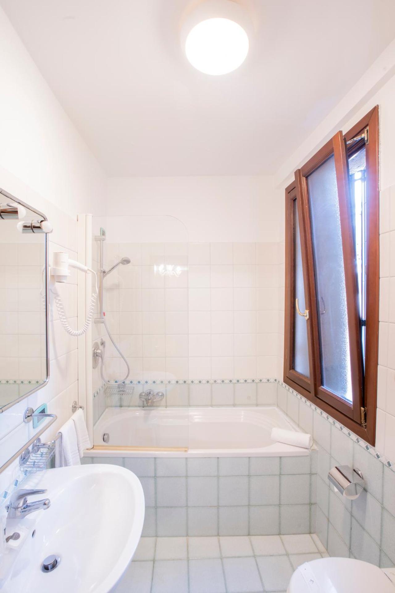 Superior Double or Twin Room photo 3