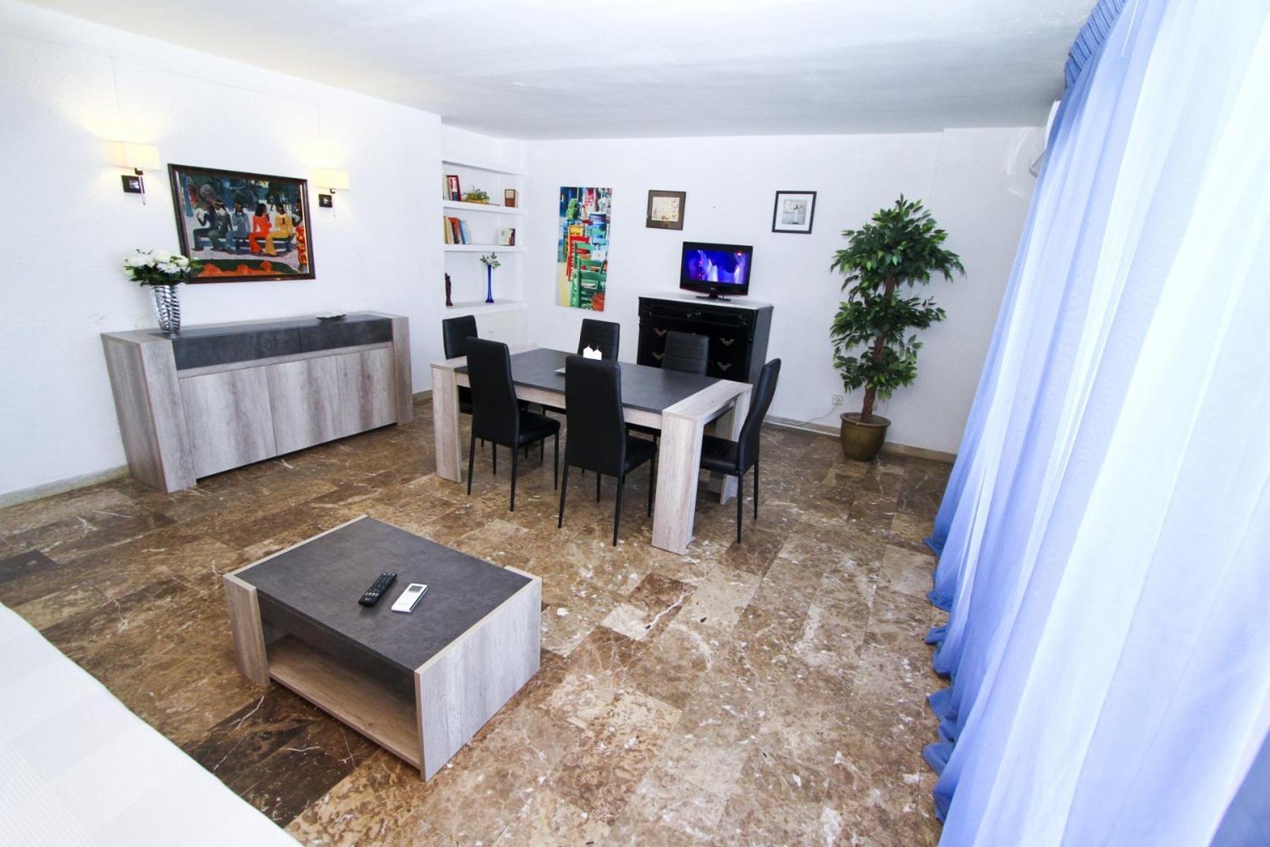 Apartamento de dos habitaciones con vista al mar
