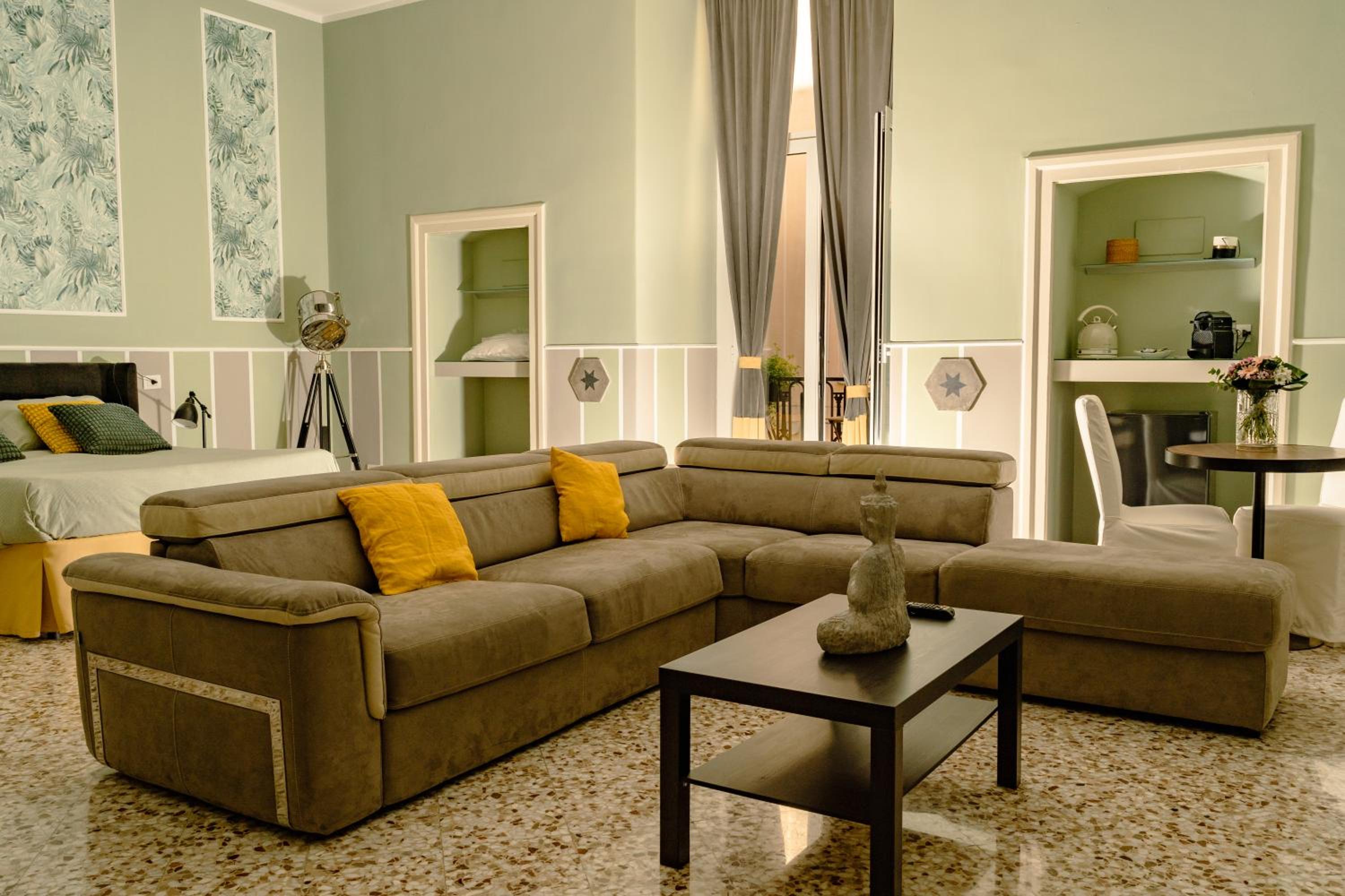 Superior Quadruple Room - Photo 9