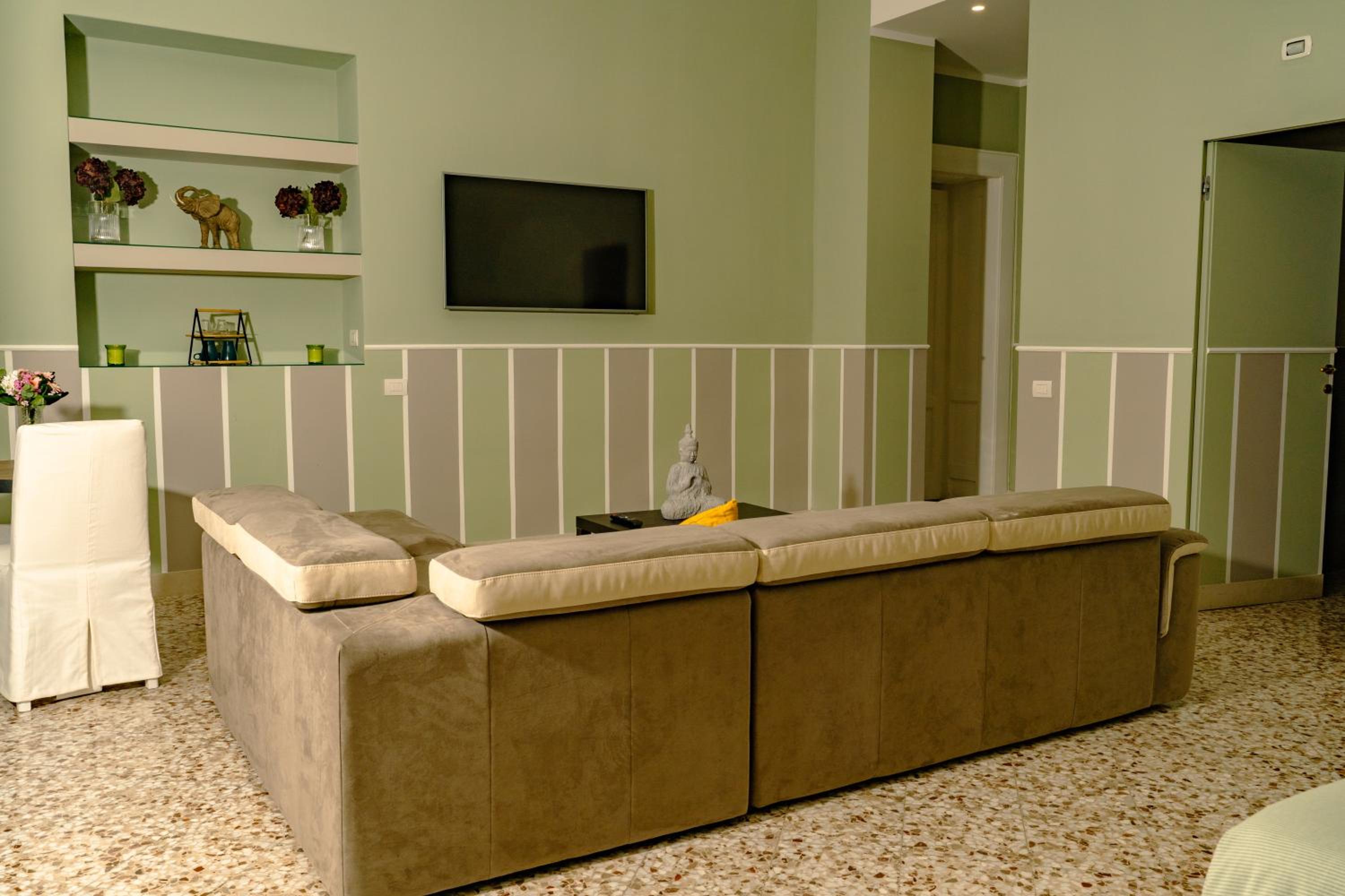 Superior Quadruple Room - Photo 11