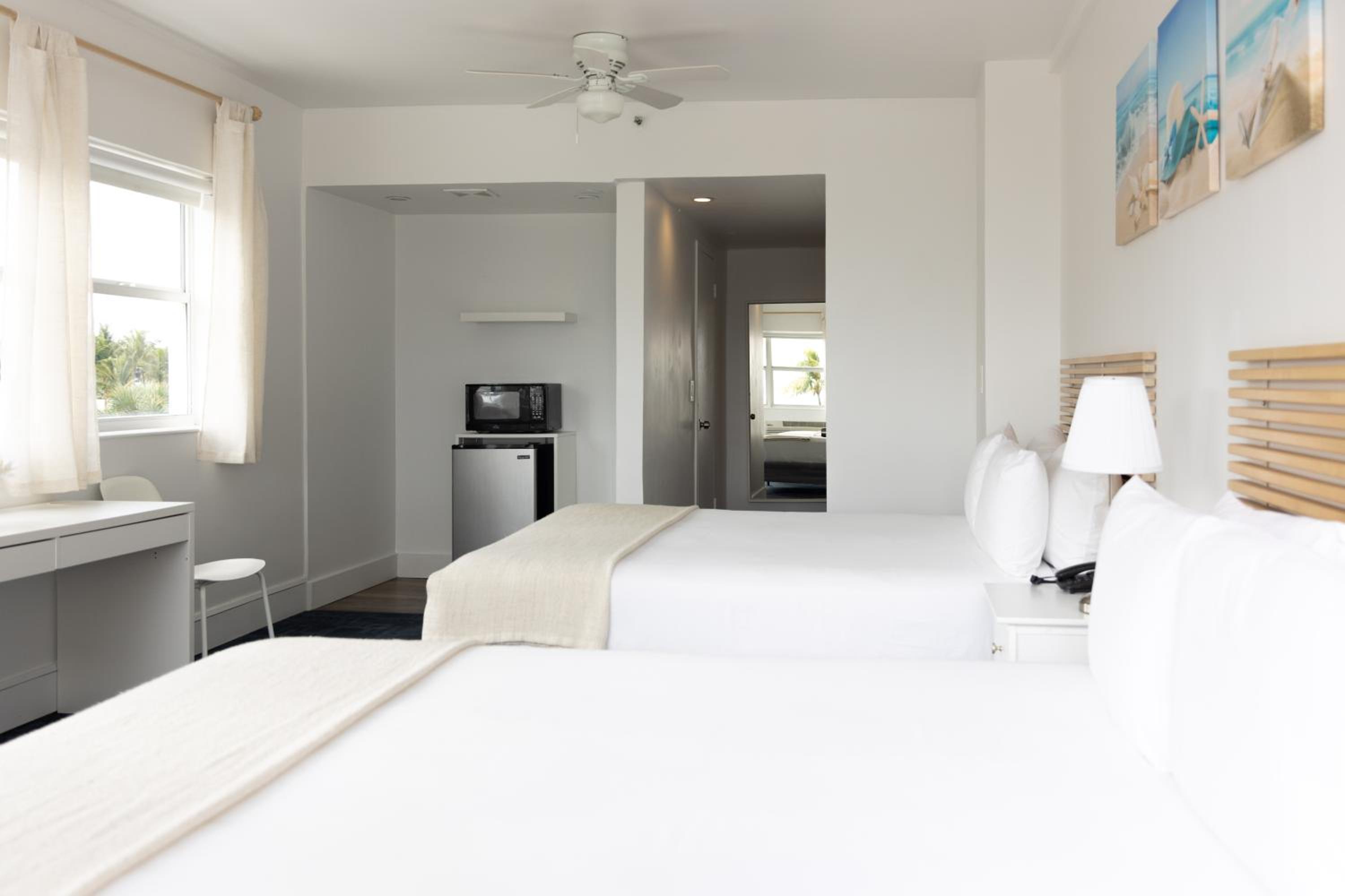 Deluxe Double Room with Balcony - Photo 8