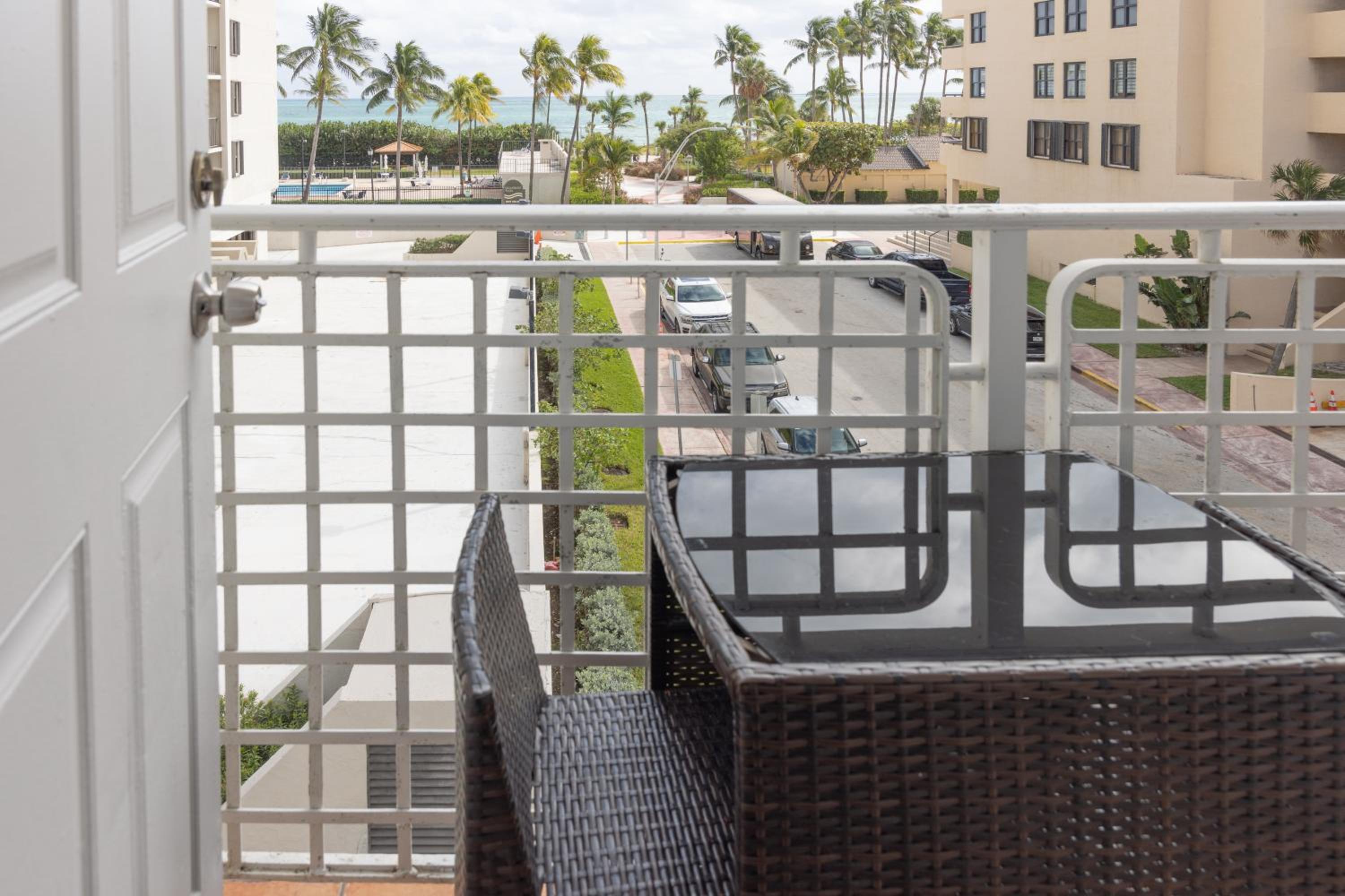 Deluxe Double Room with Balcony - Photo 2