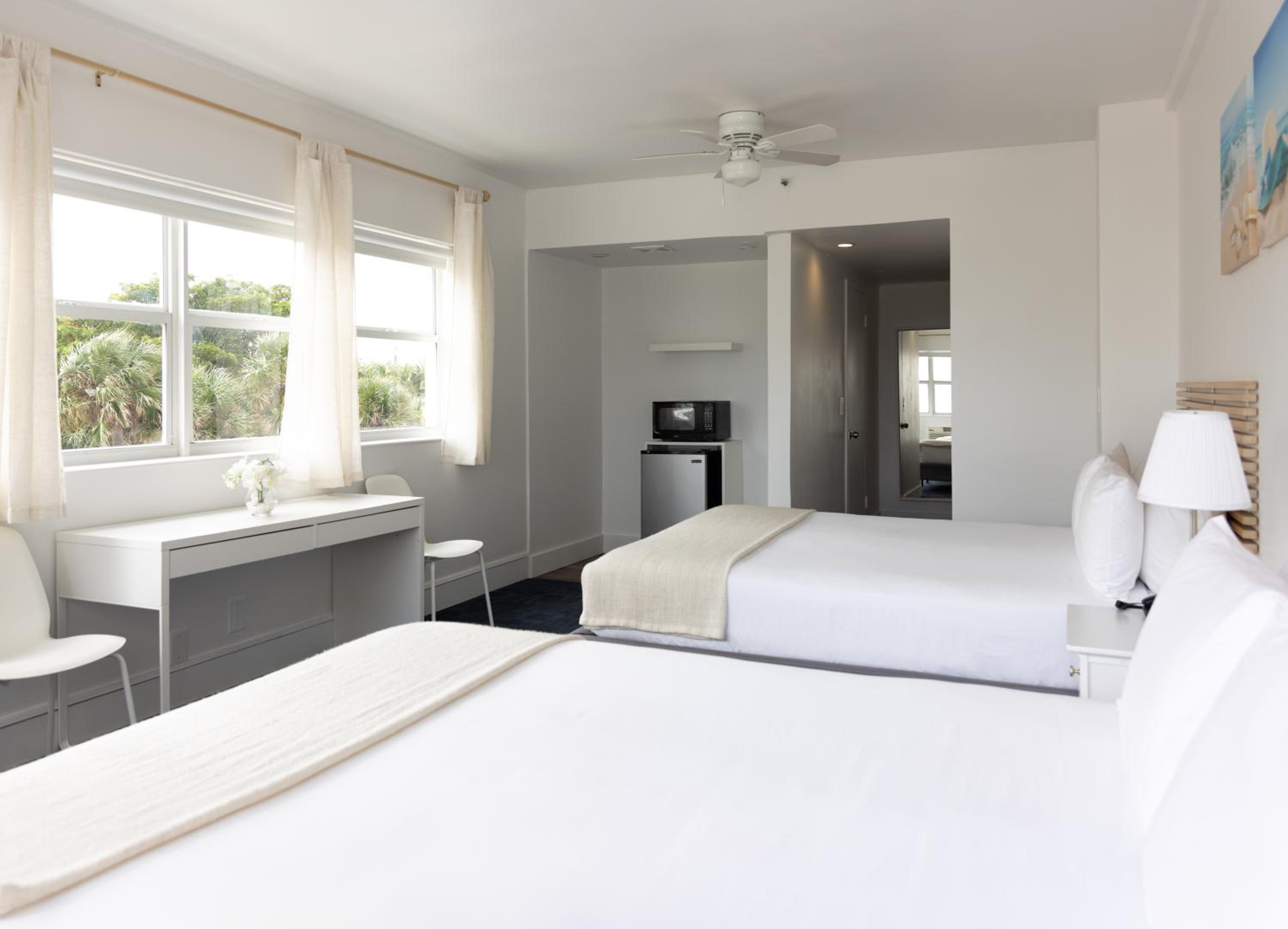 Deluxe Double Room with Balcony - Photo 10