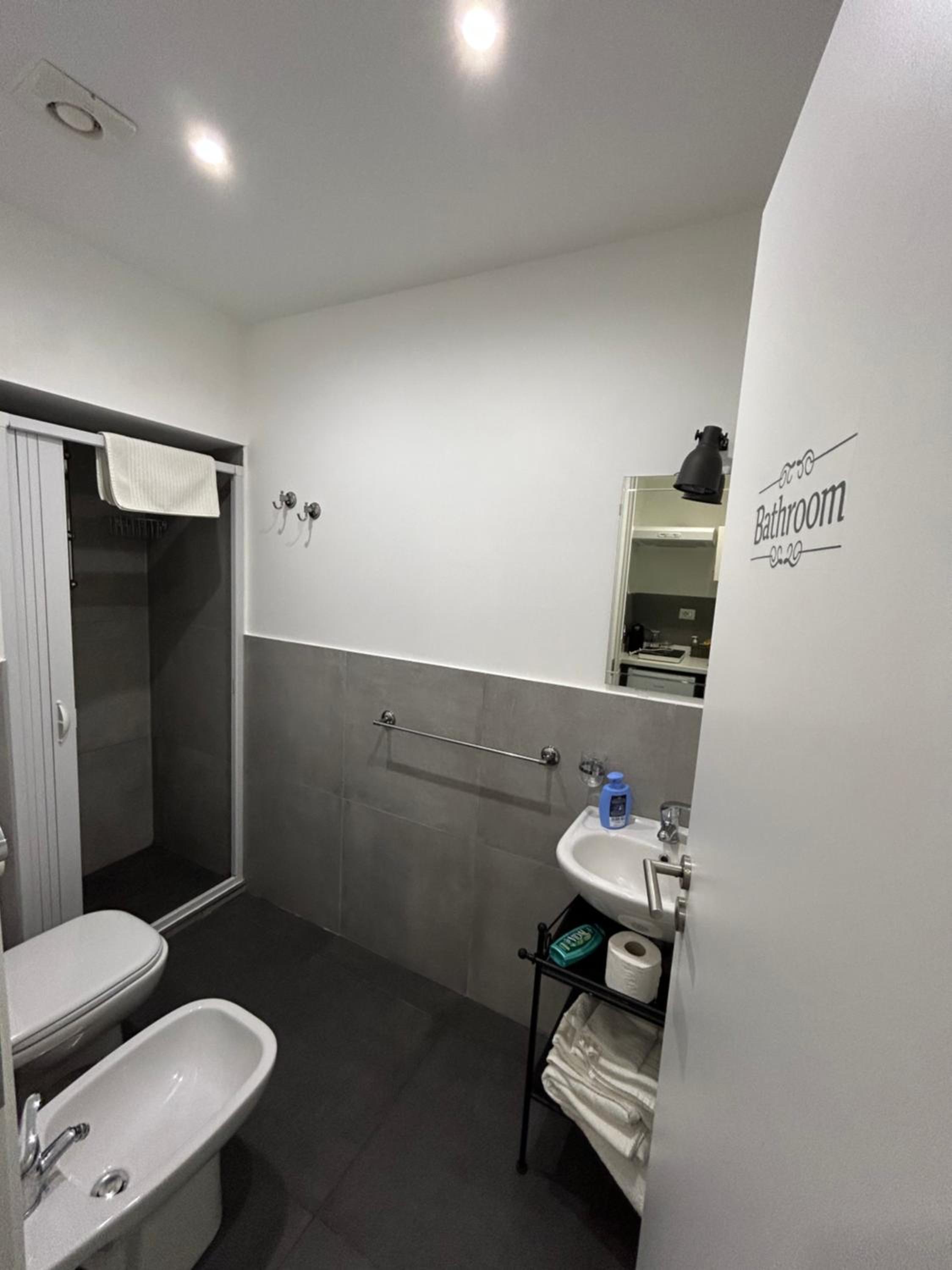 Double Room - Photo 9
