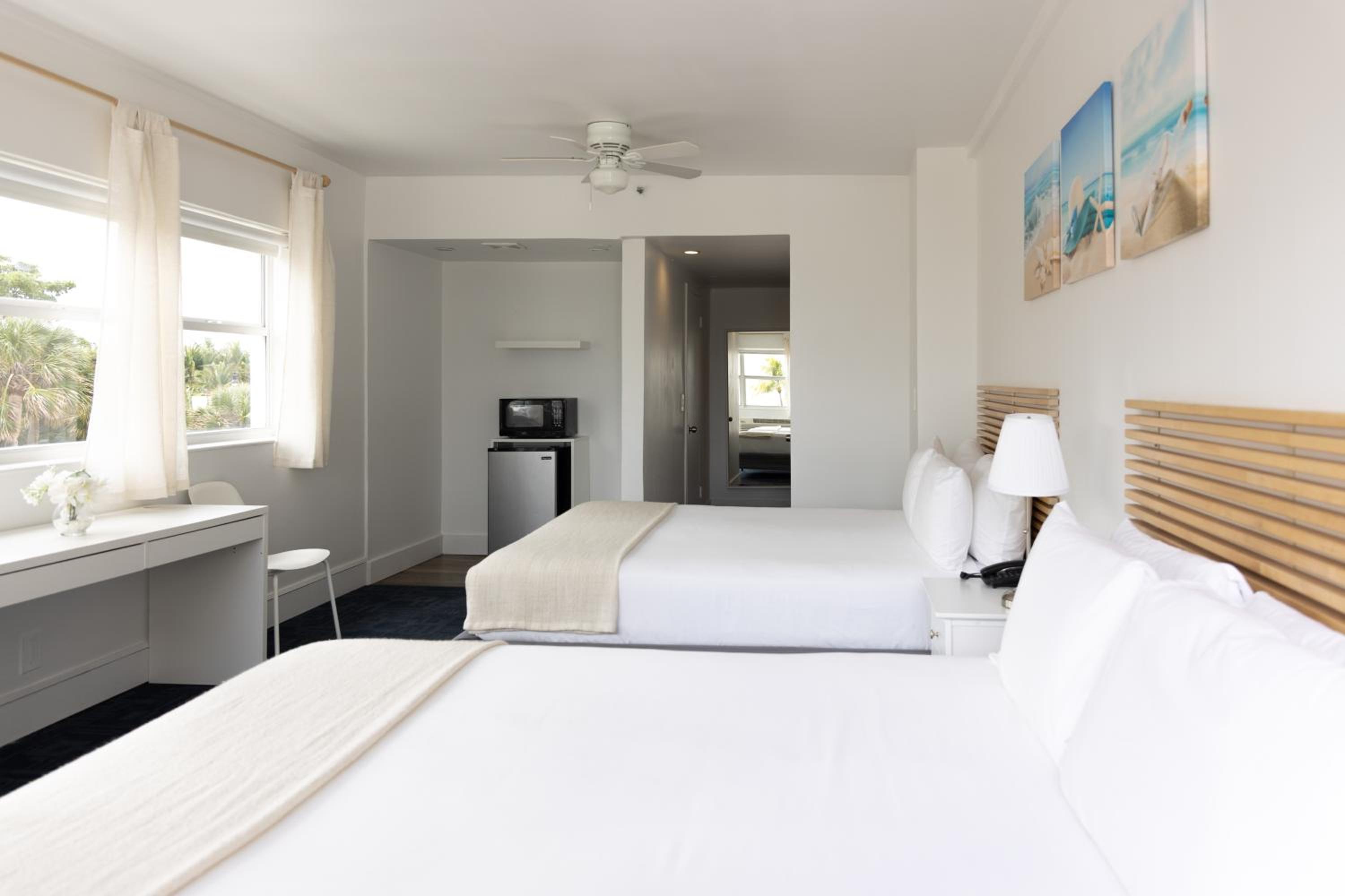 Deluxe Double Room with Balcony - Photo 12