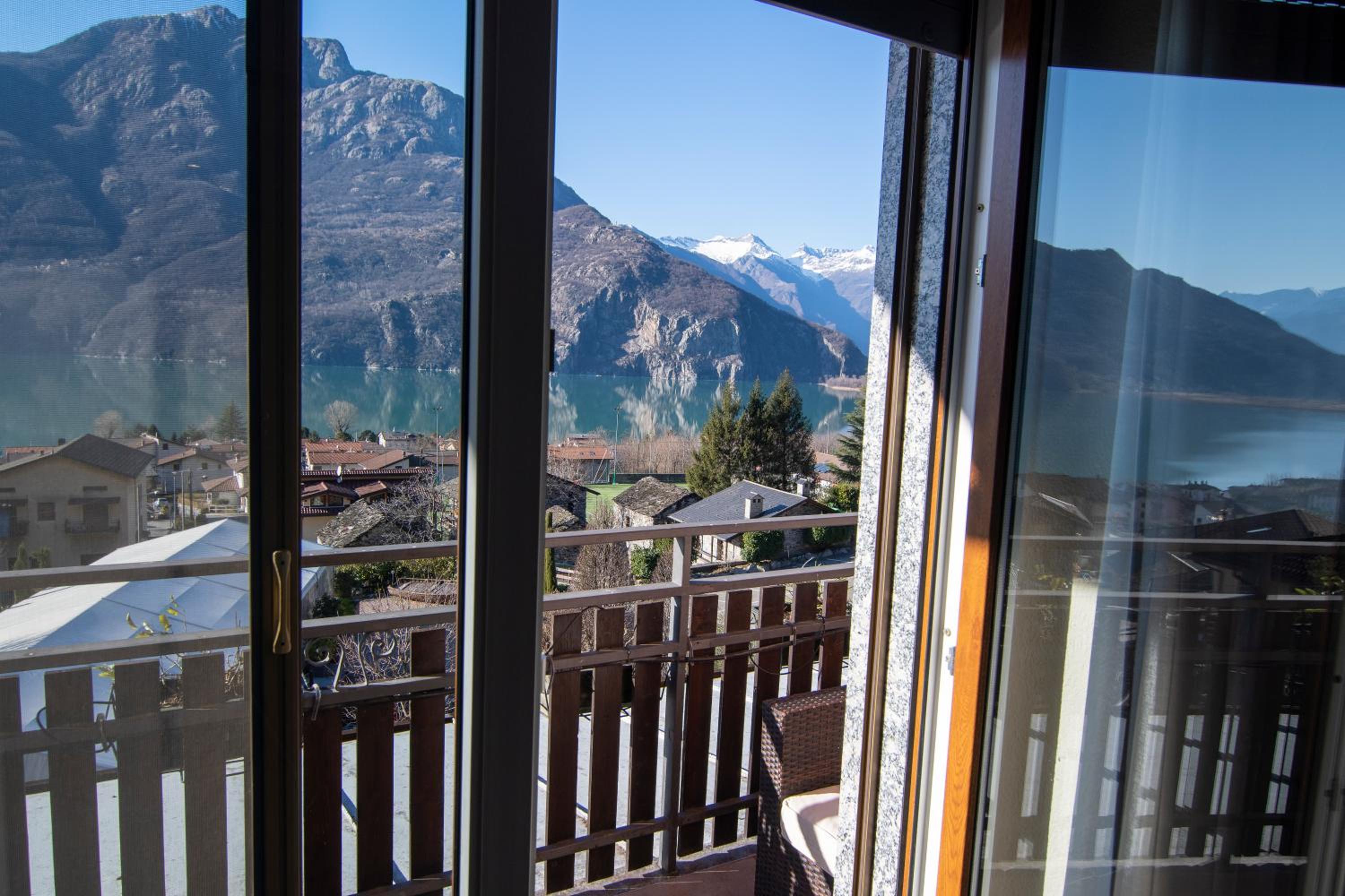 Double or Twin Room with Lake View photo 2