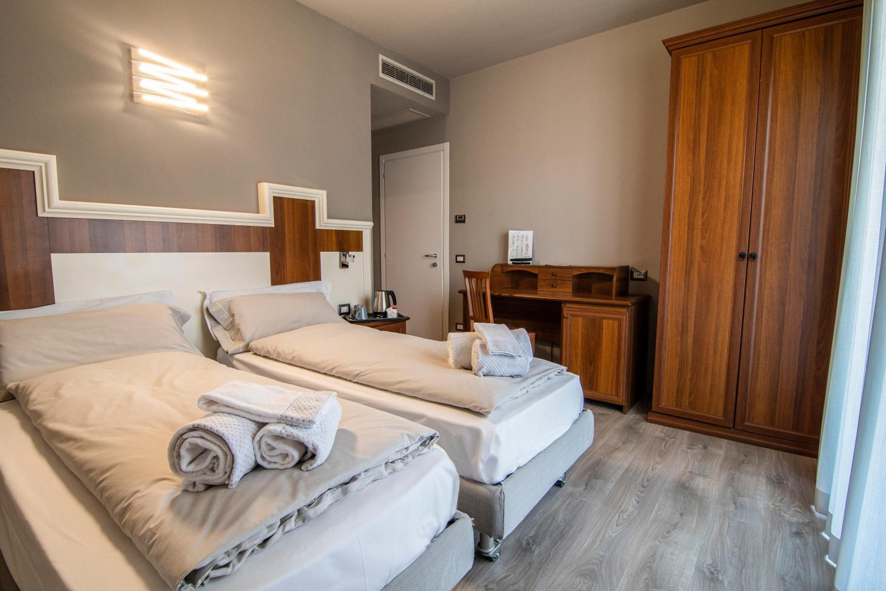 Double or Twin Room with Lake View photo 3