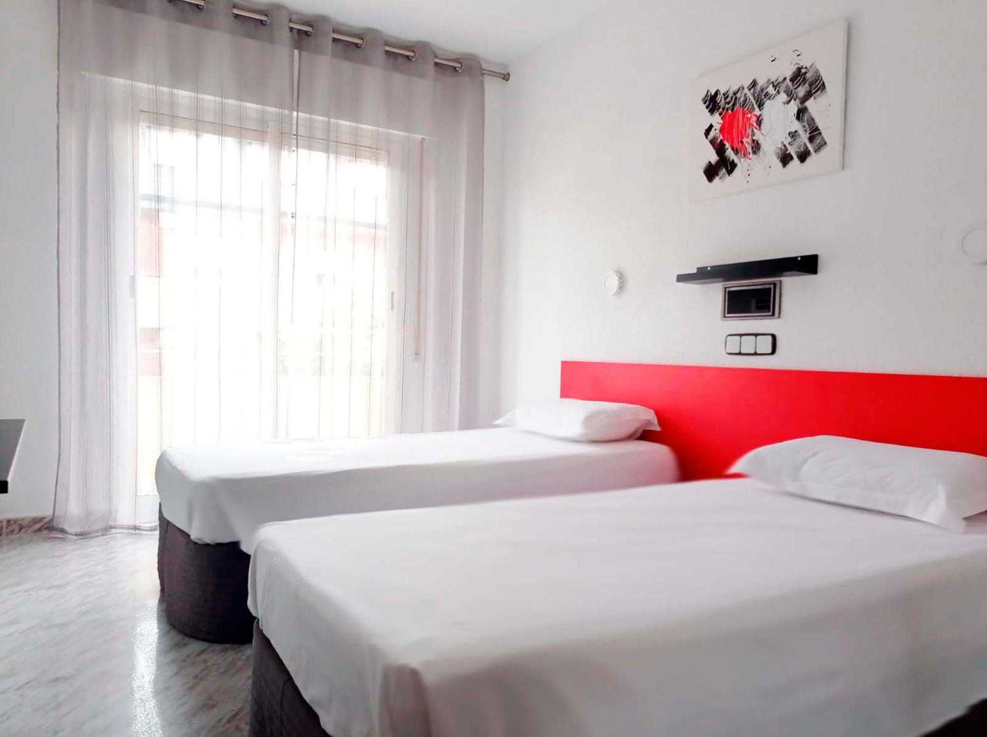 Twin Room with Balcony - Photo 8