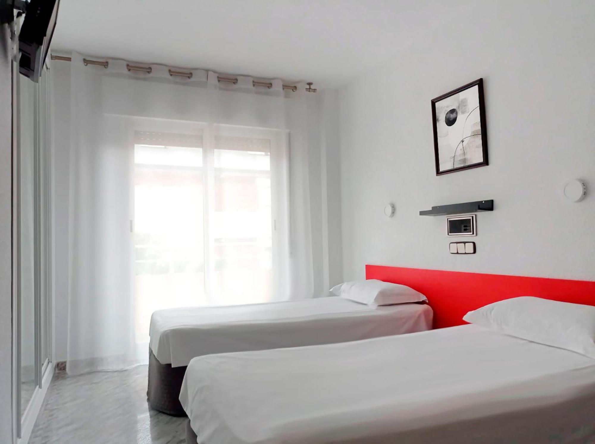 Twin Room with Balcony - Photo 6