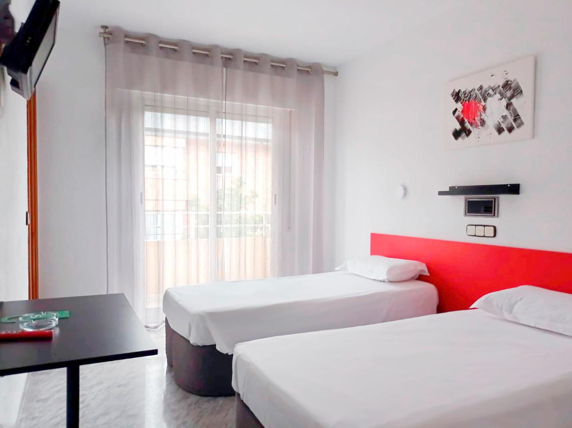Twin Room with Balcony - Photo 7