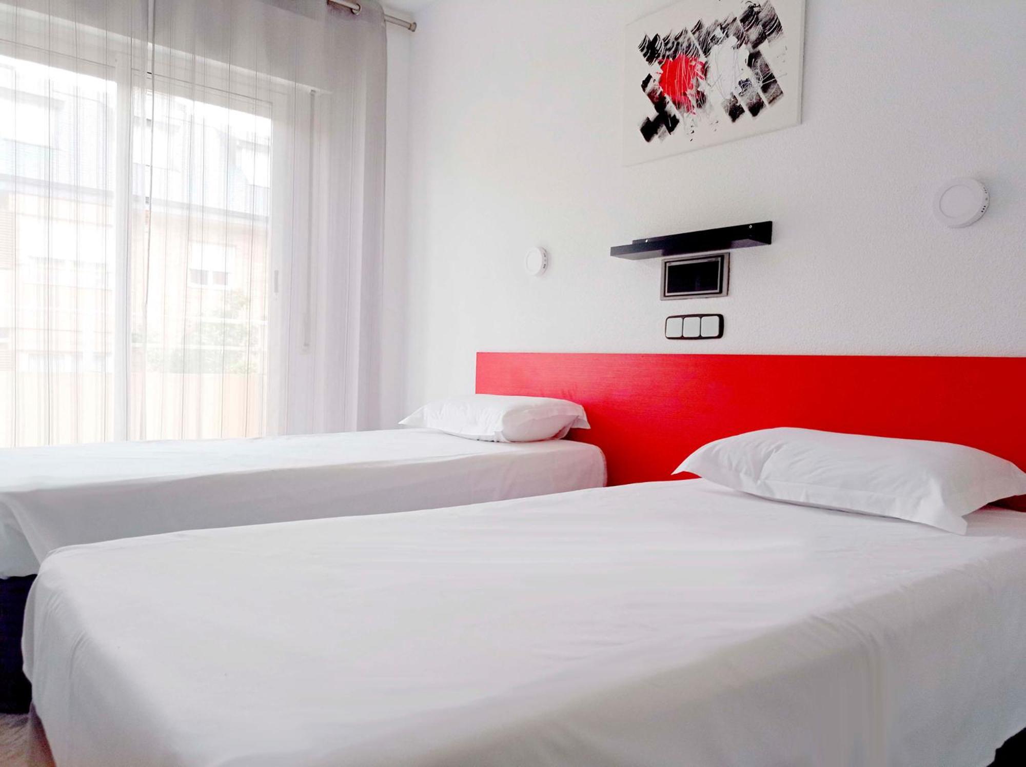 Twin Room with Balcony - Photo 3