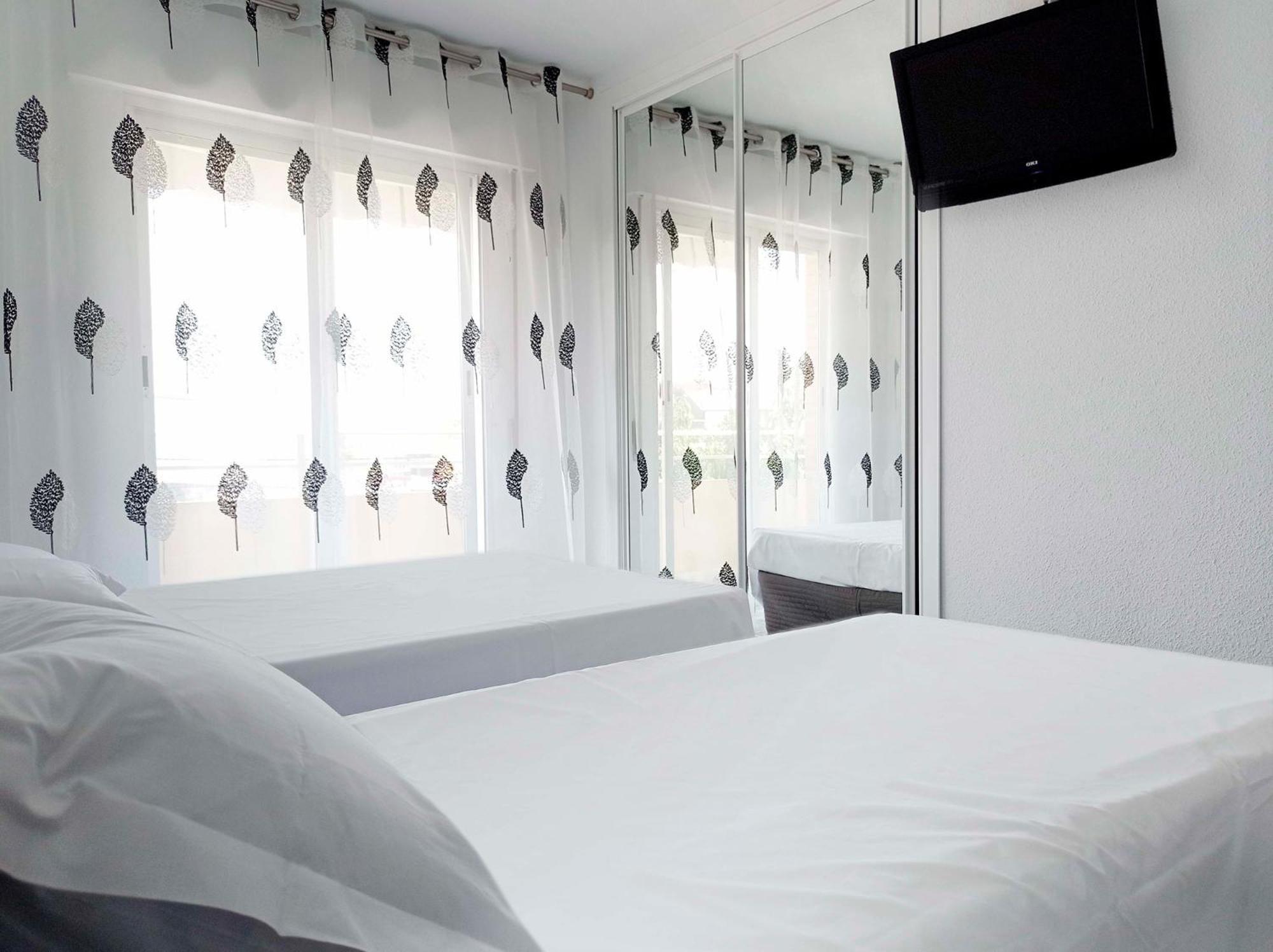 Twin Room with Balcony - Photo 1