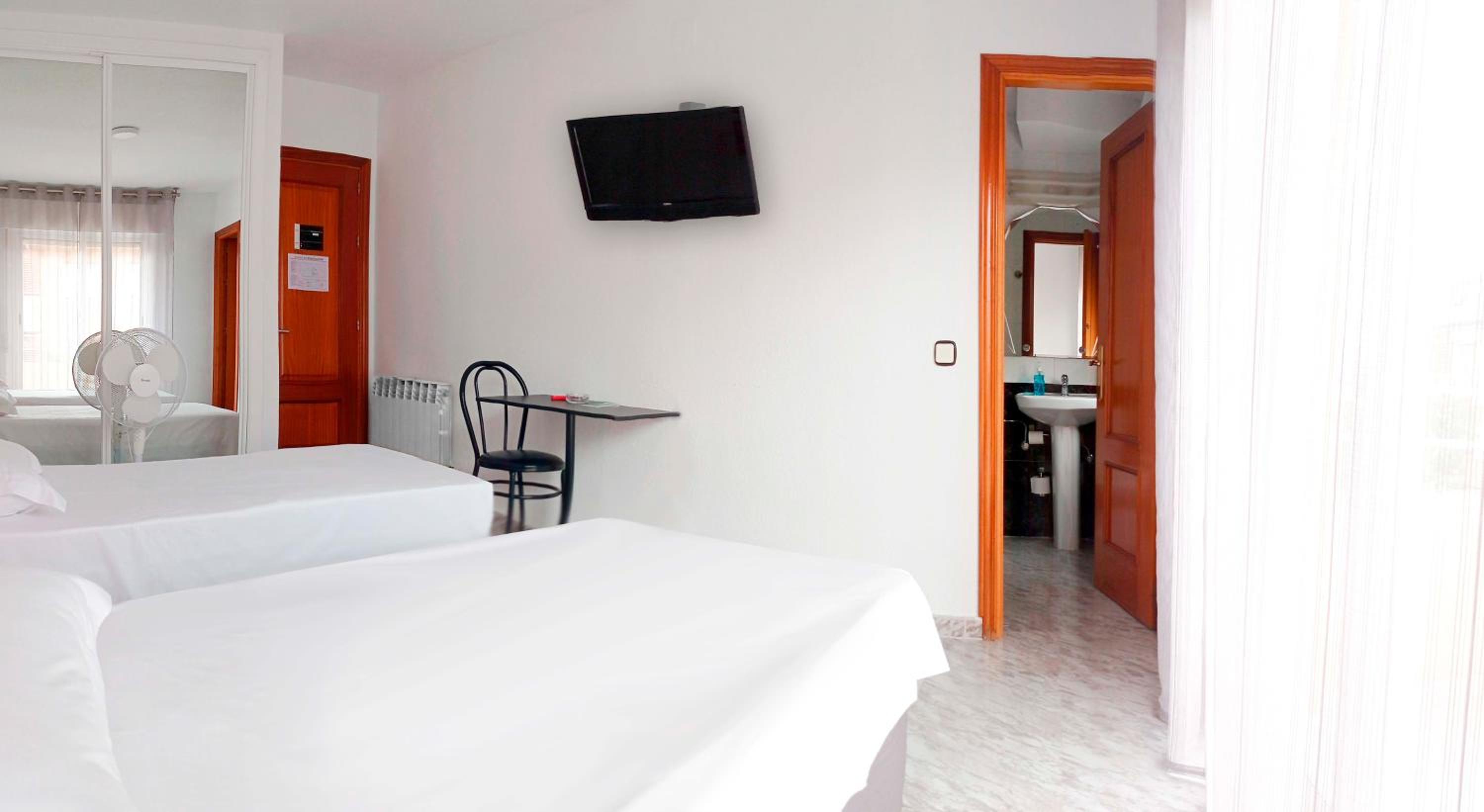 Twin Room with Balcony - Photo 5