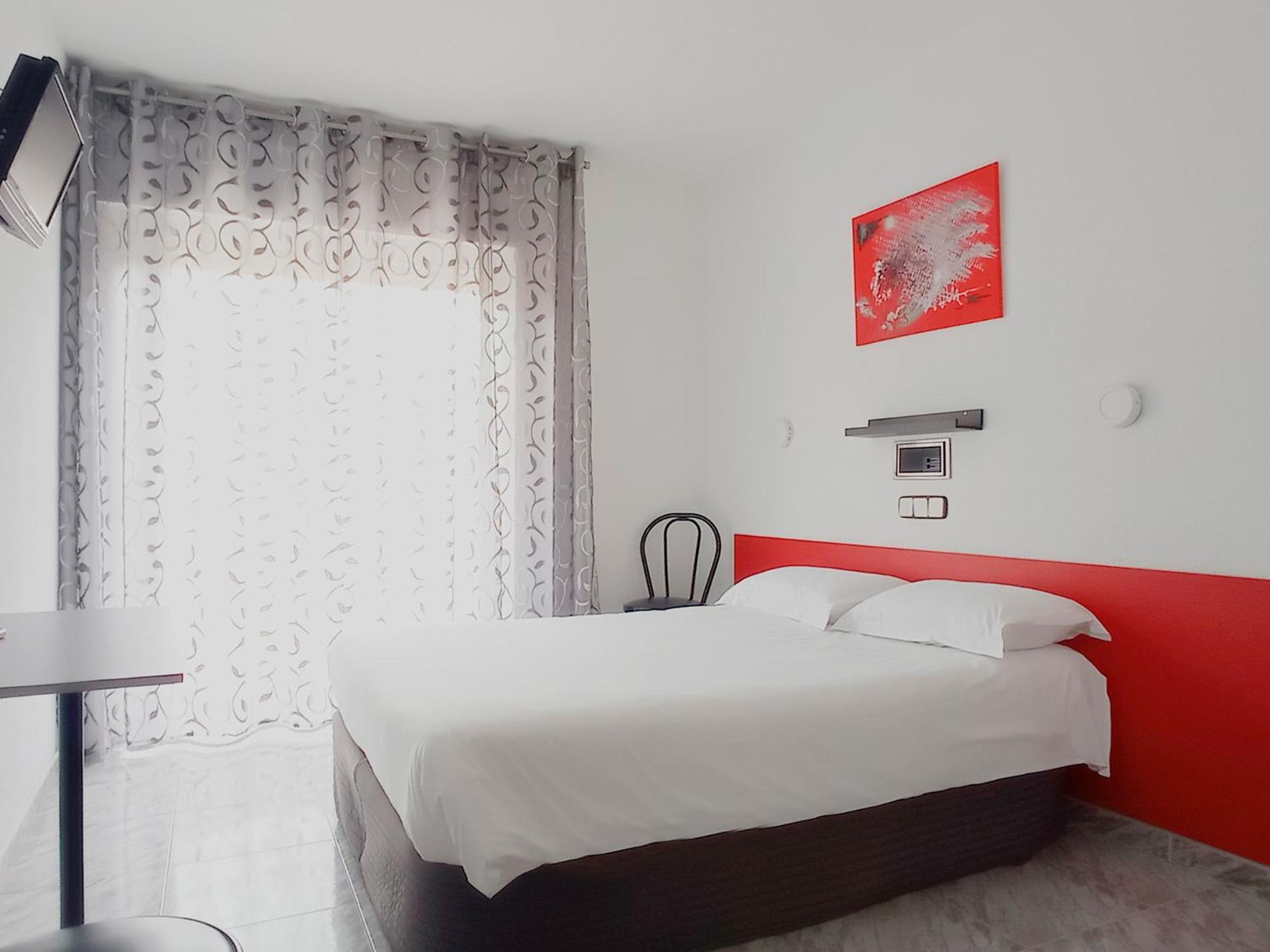Double Room with Balcony - Photo 4