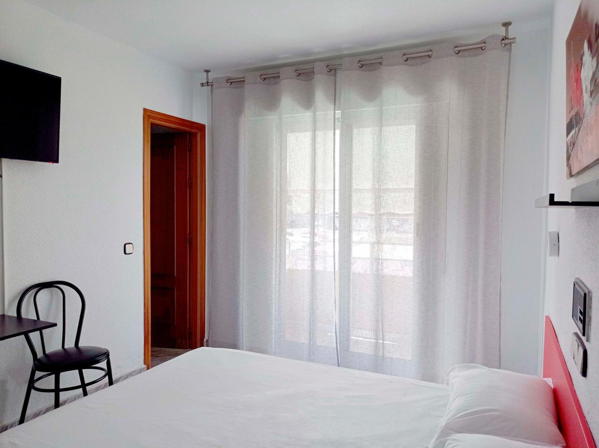 Double Room with Balcony - Photo 5