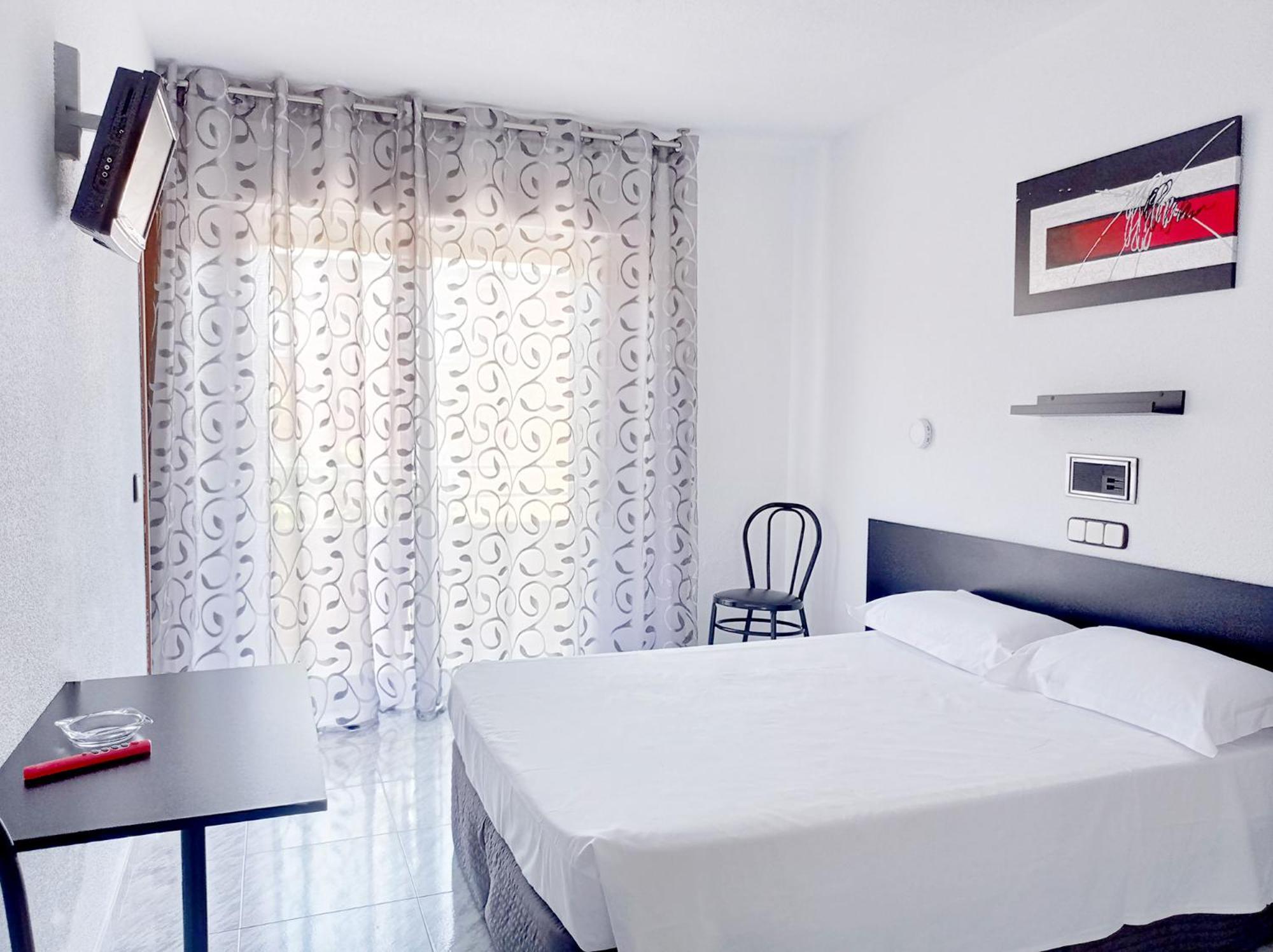 Double Room with Balcony - Photo 1