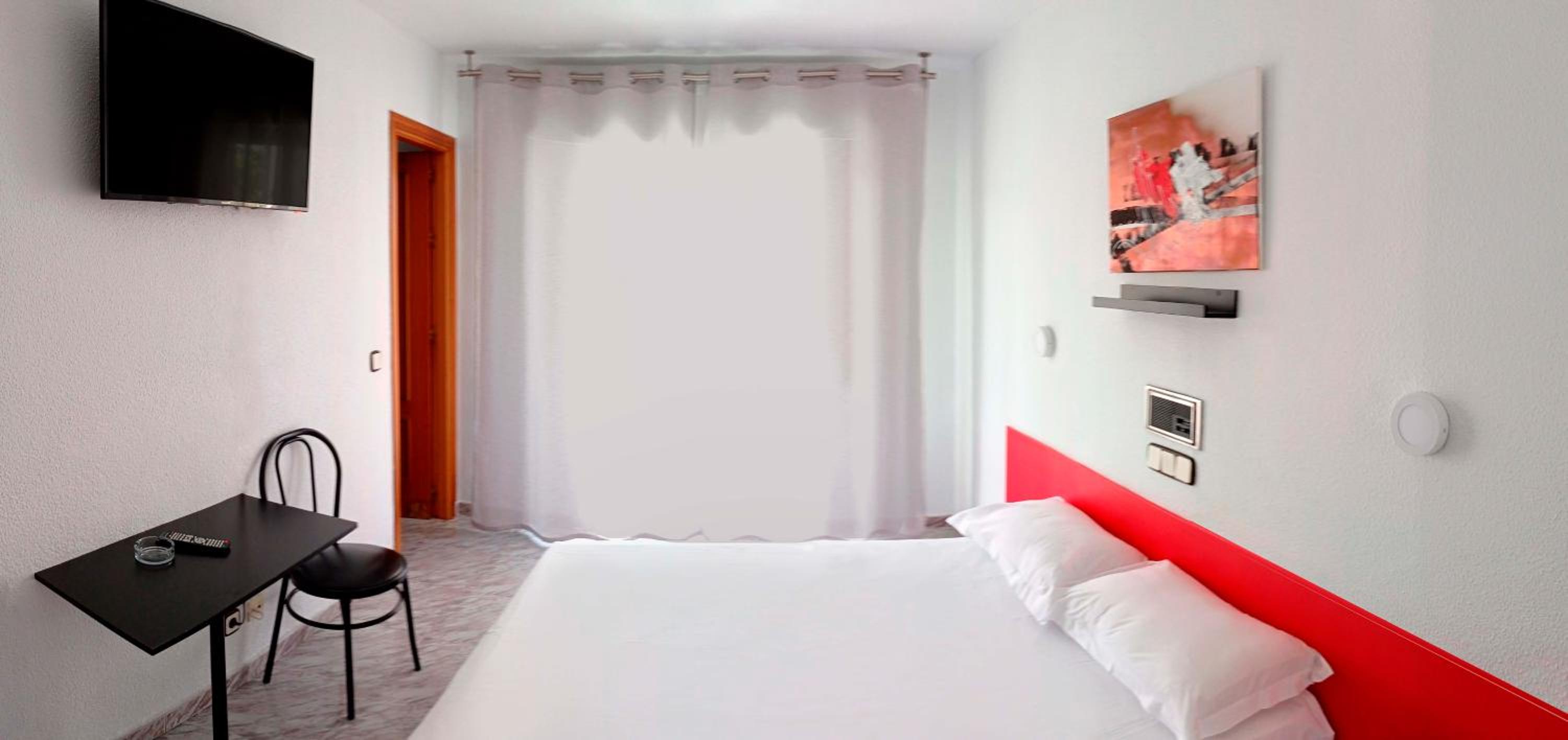 Double Room with Balcony - Photo 3