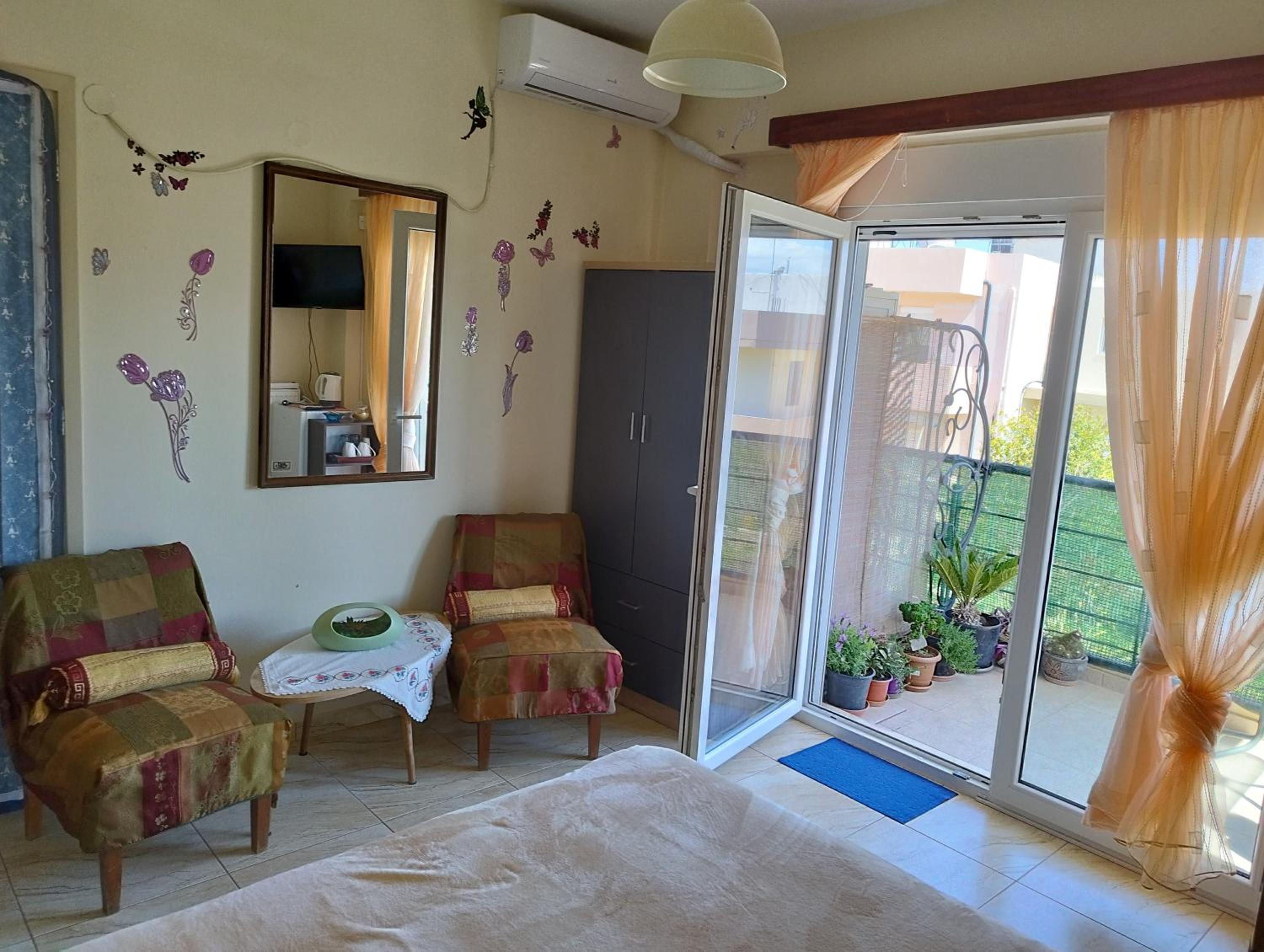 Double Room with Balcony - Photo 9