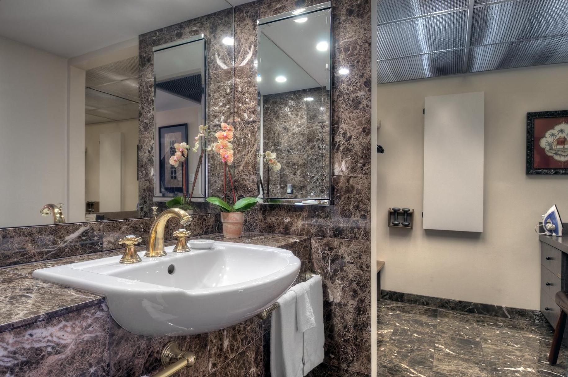 King Suite with Spa Bath - Photo 8