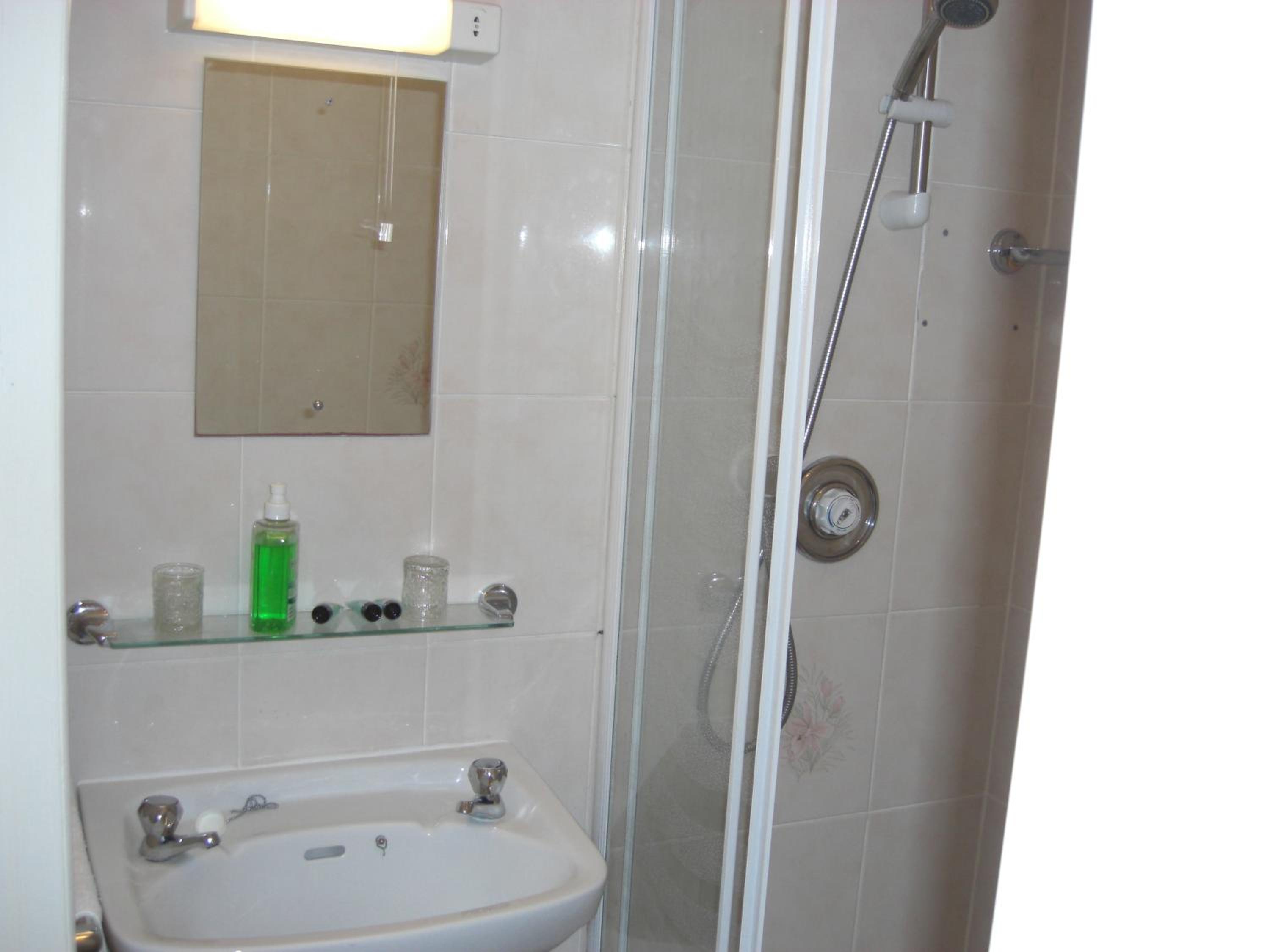 Small Twin Room - Photo 14