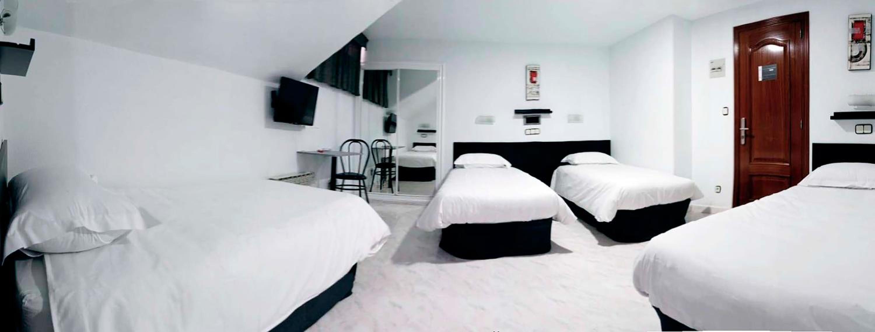 Quadruple Room - Photo 1