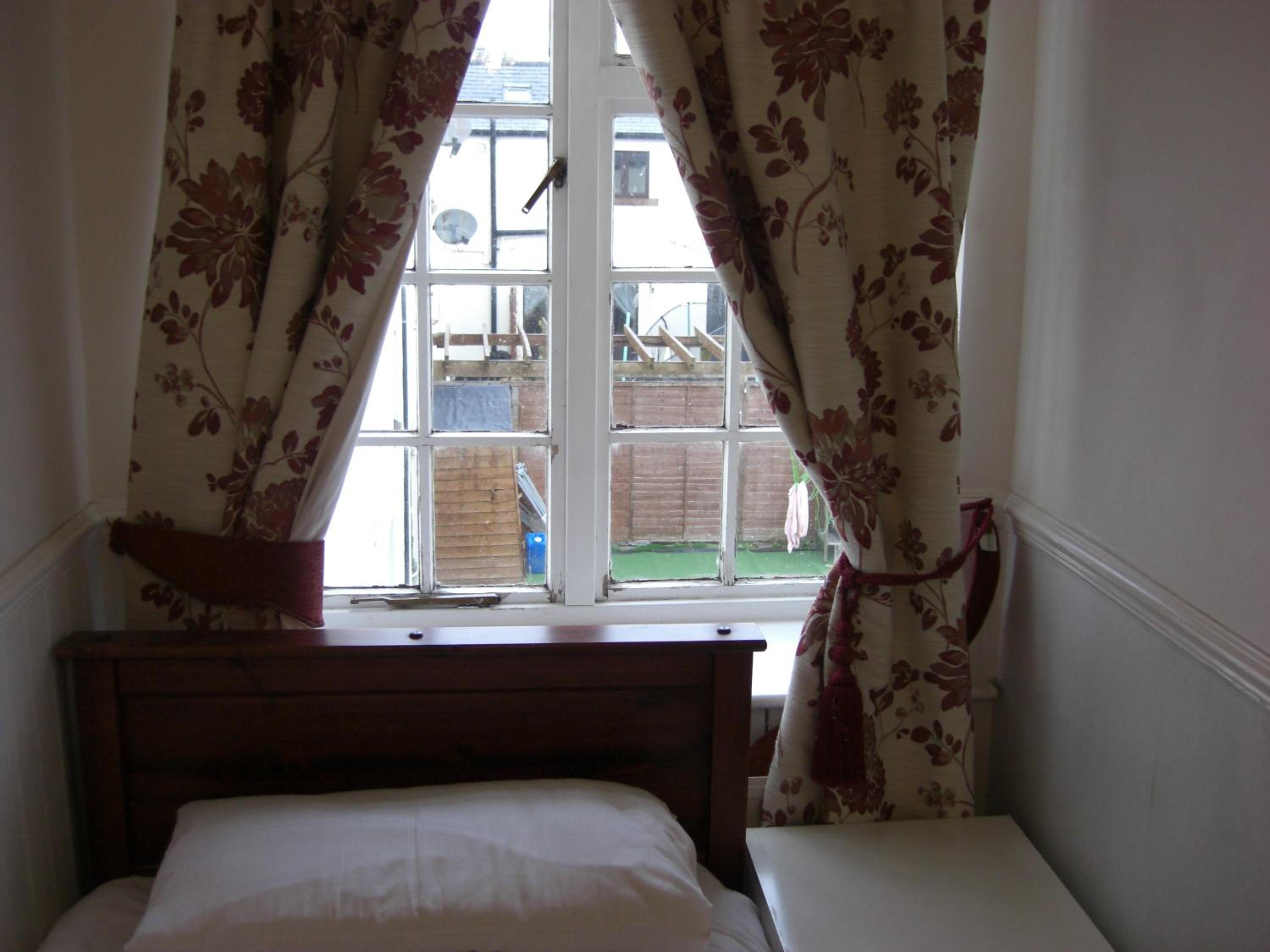 Small Twin Room - Photo 3