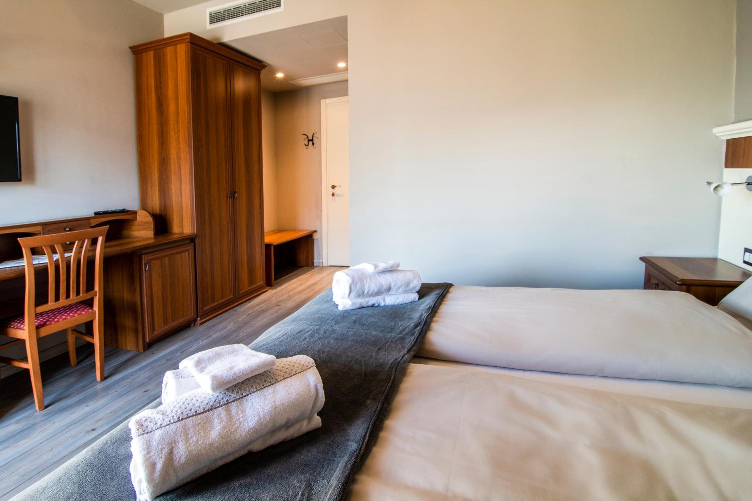 Double or Twin Room with Lake View photo 1