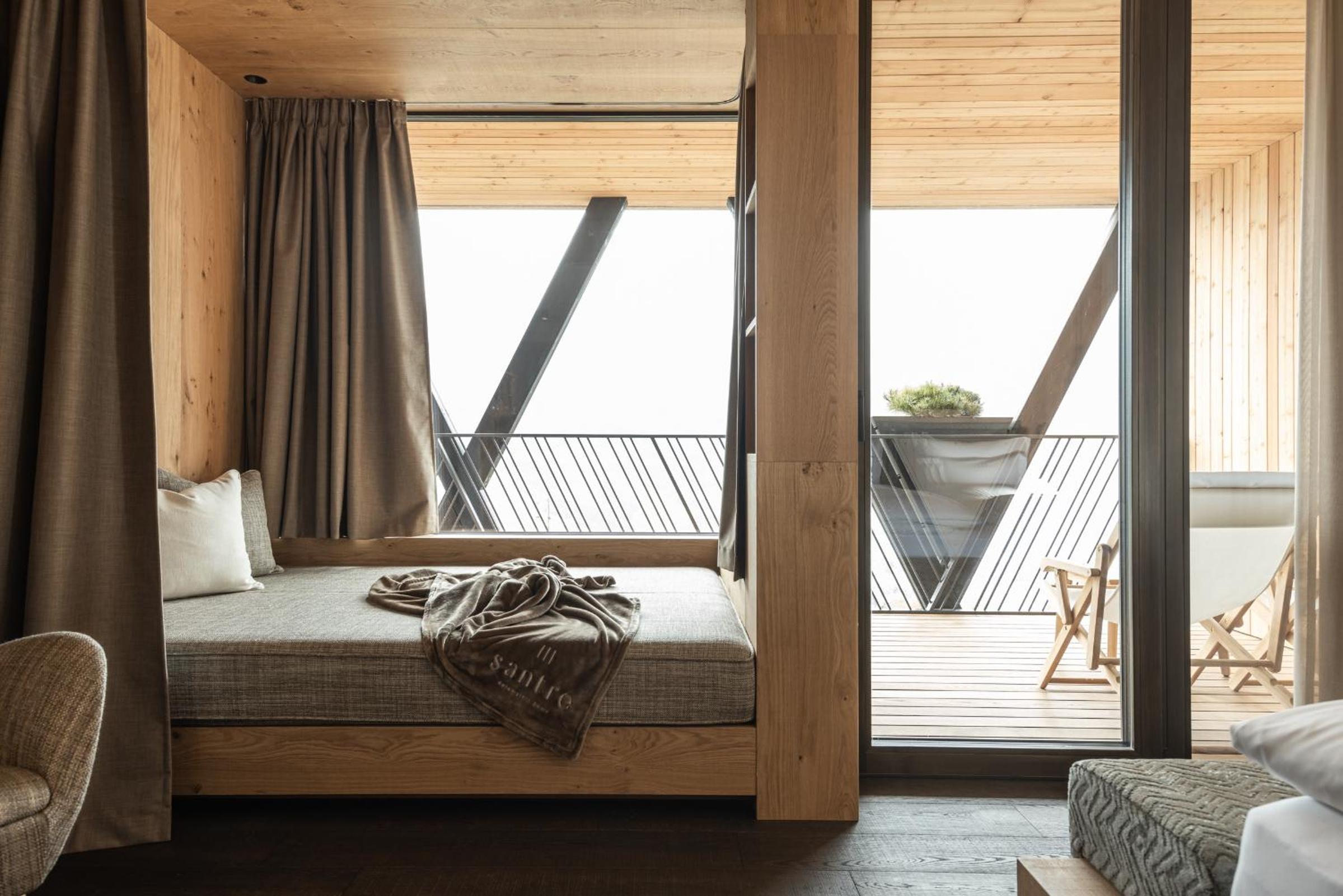 Junior Suite with Balcony - Photo 4