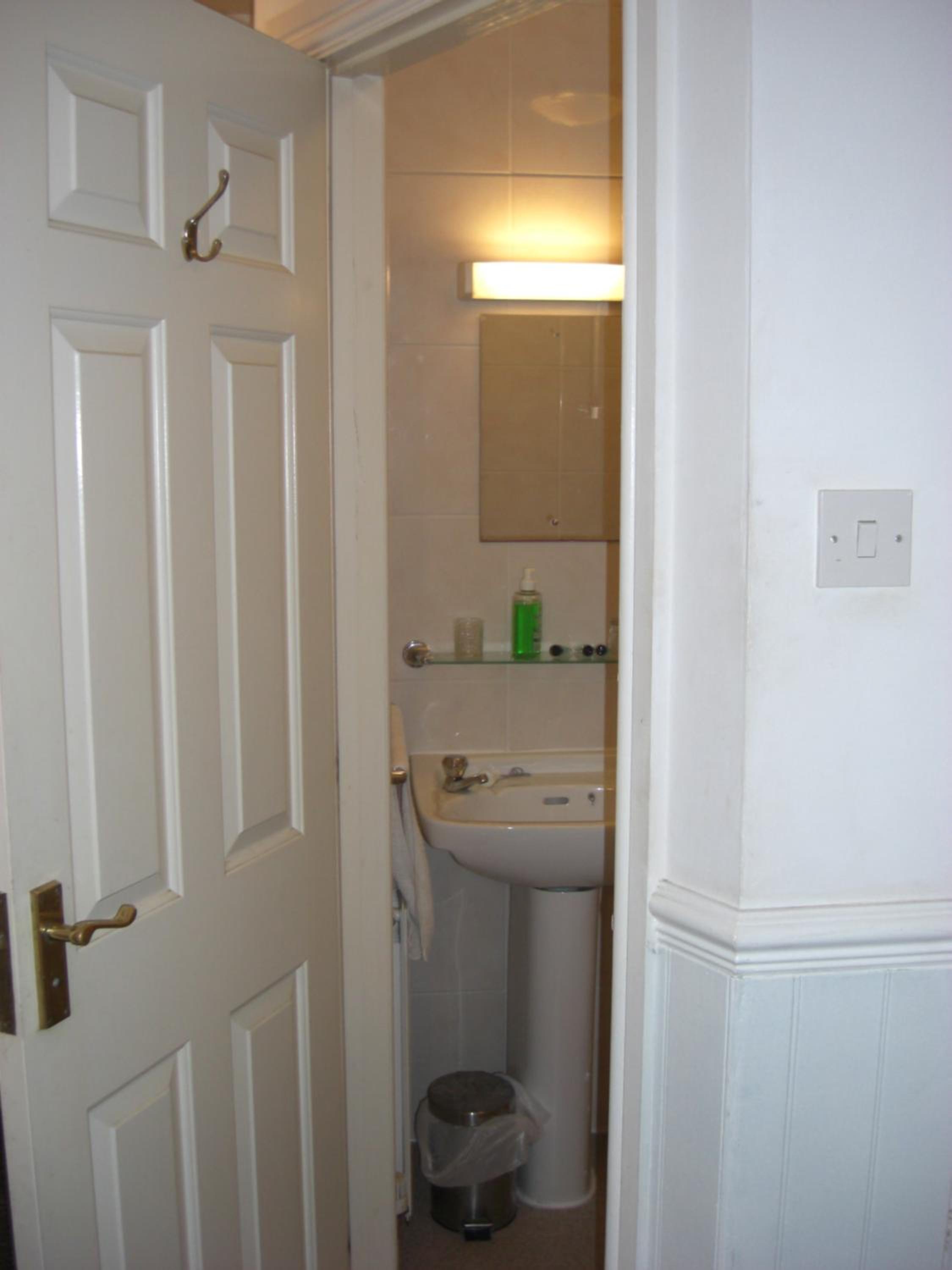 Small Twin Room - Photo 6