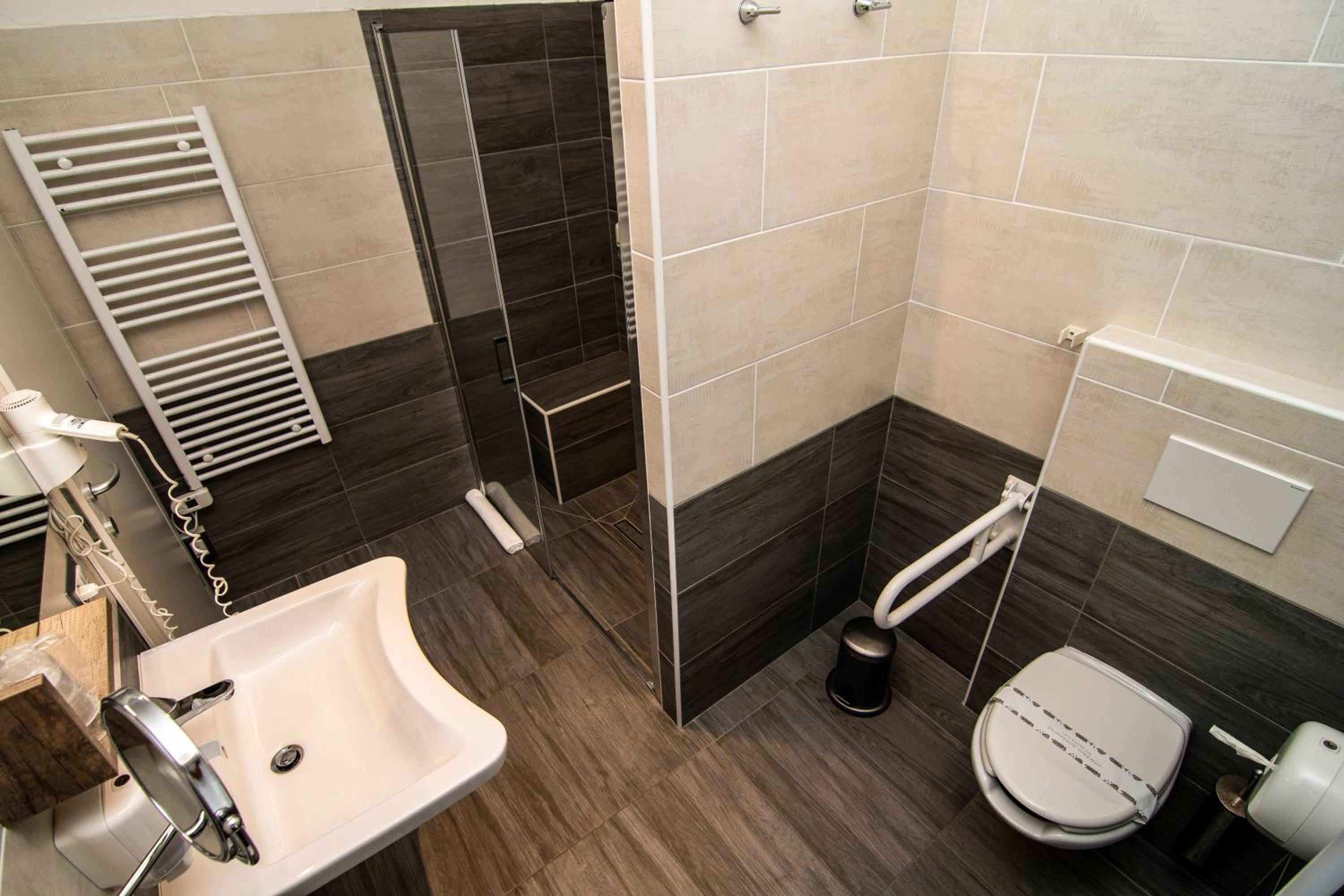 Queen Room - Disability Access photo 3