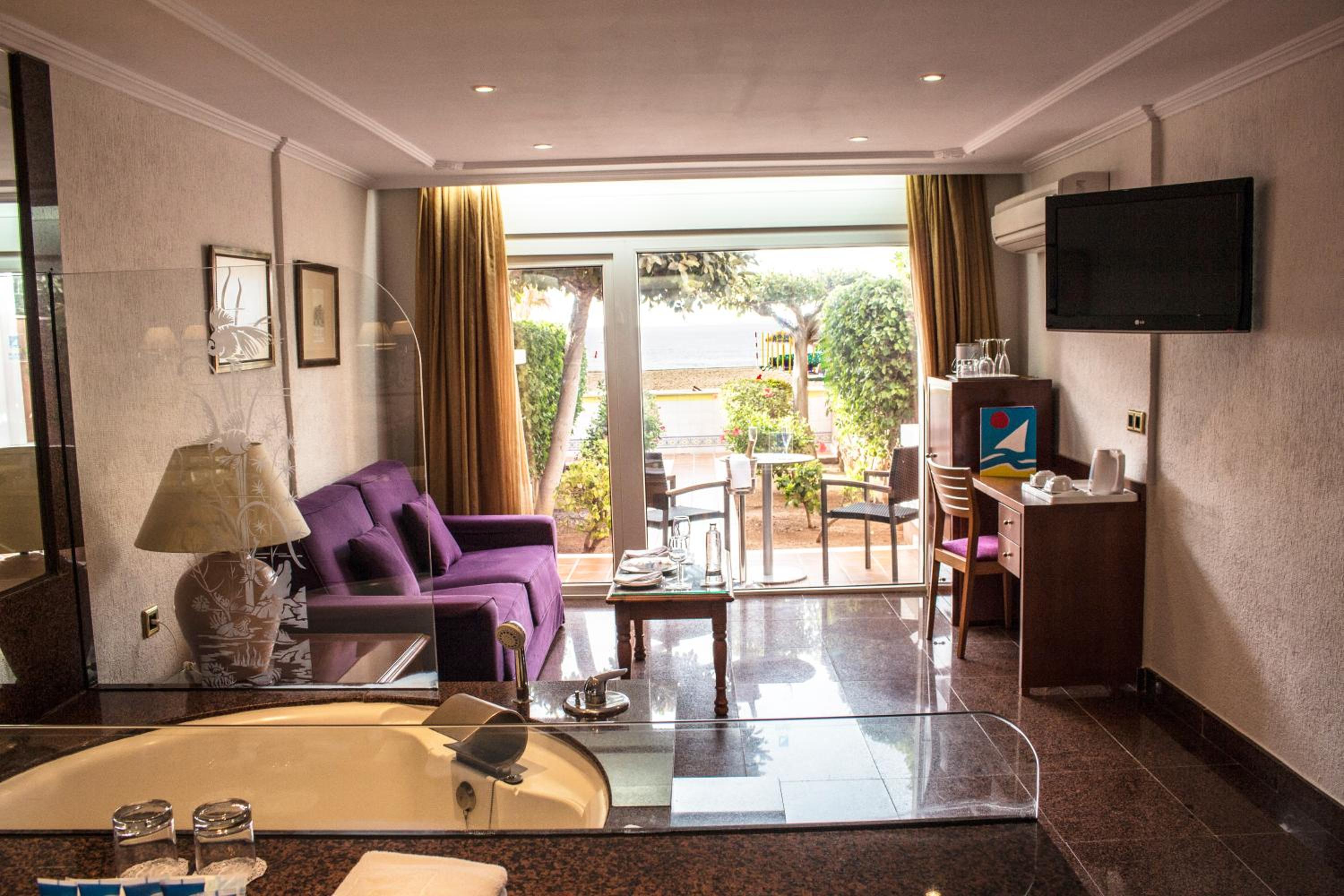 Suite - Photo 7