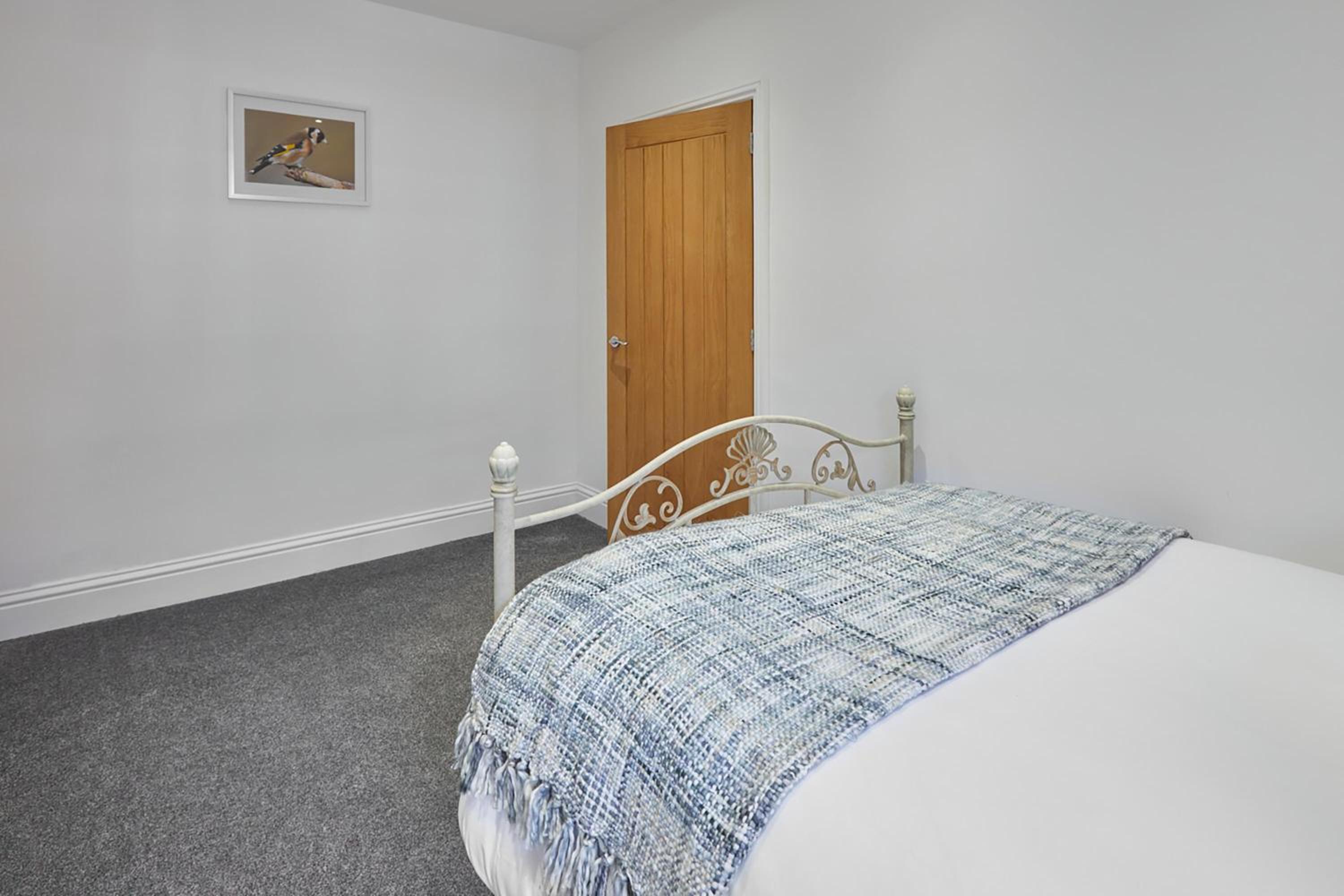 Five-Bedroom House photo 3