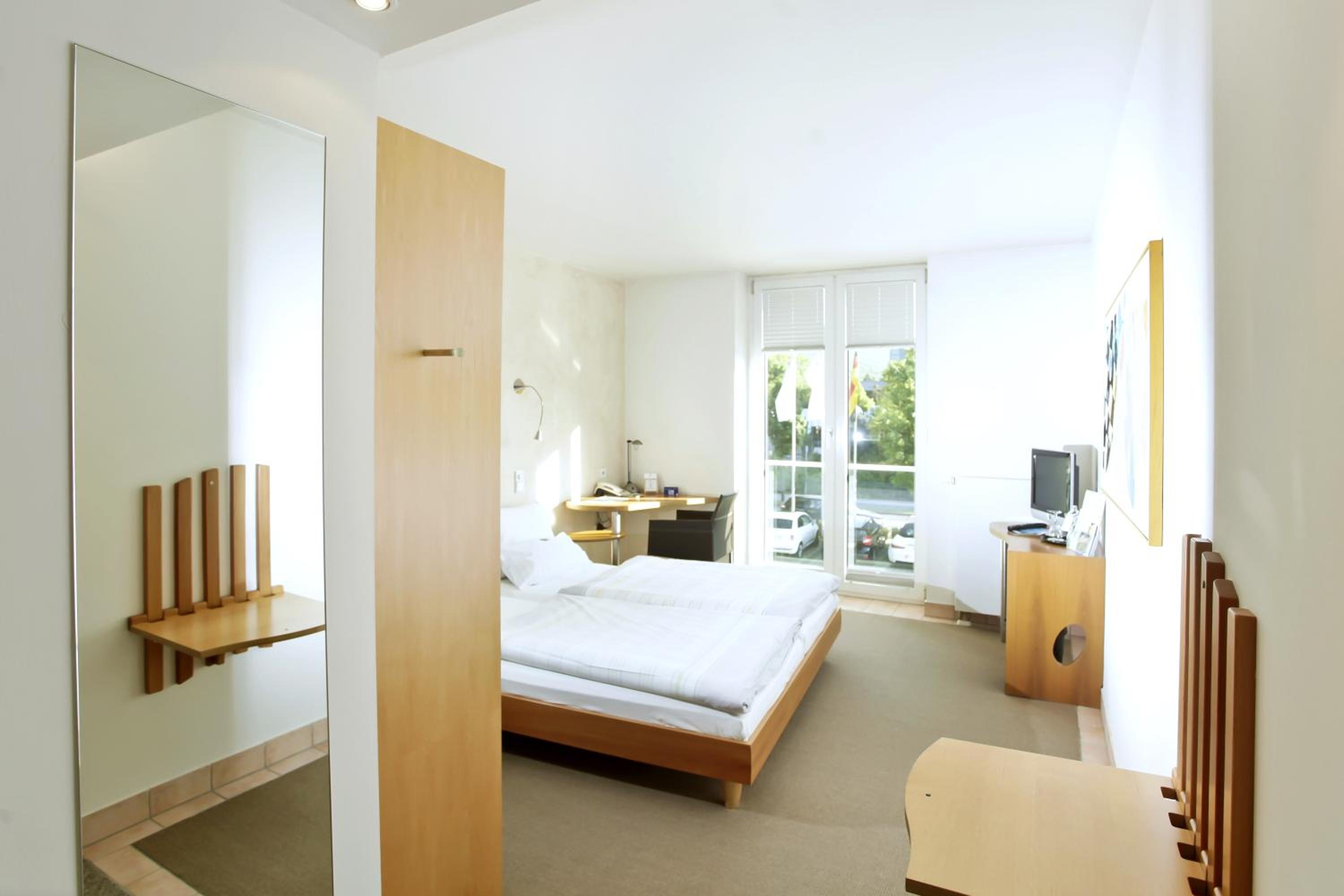 Double Room Alb (Street side) - Photo 2