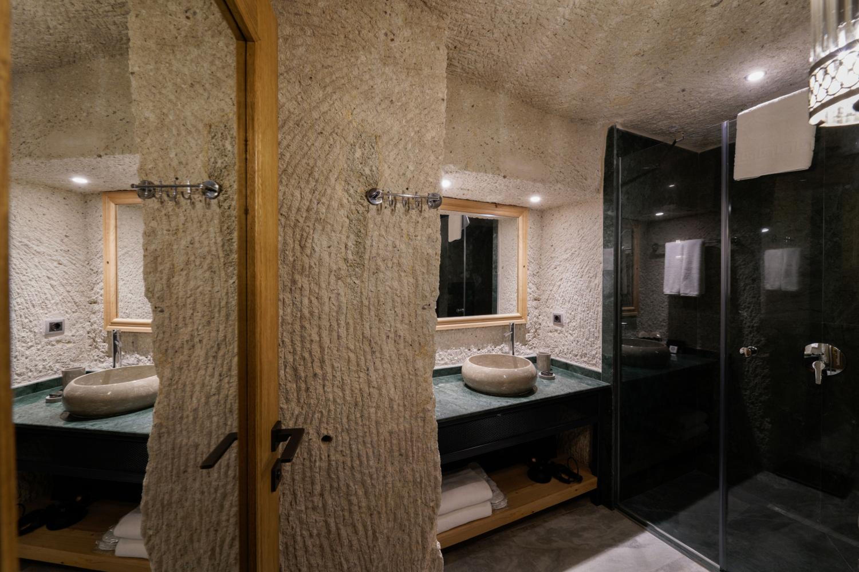 Deluxe Double or Twin Room - Photo 15