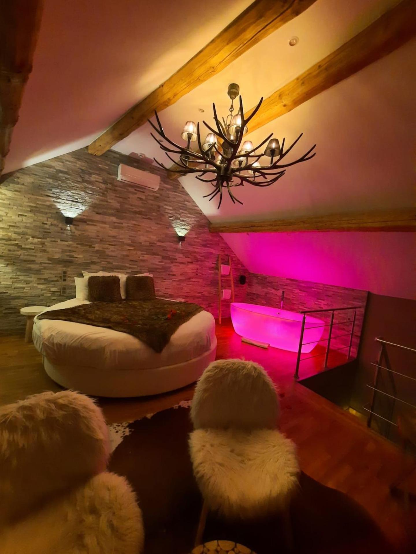 Queen Suite with Spa Bath photo 1