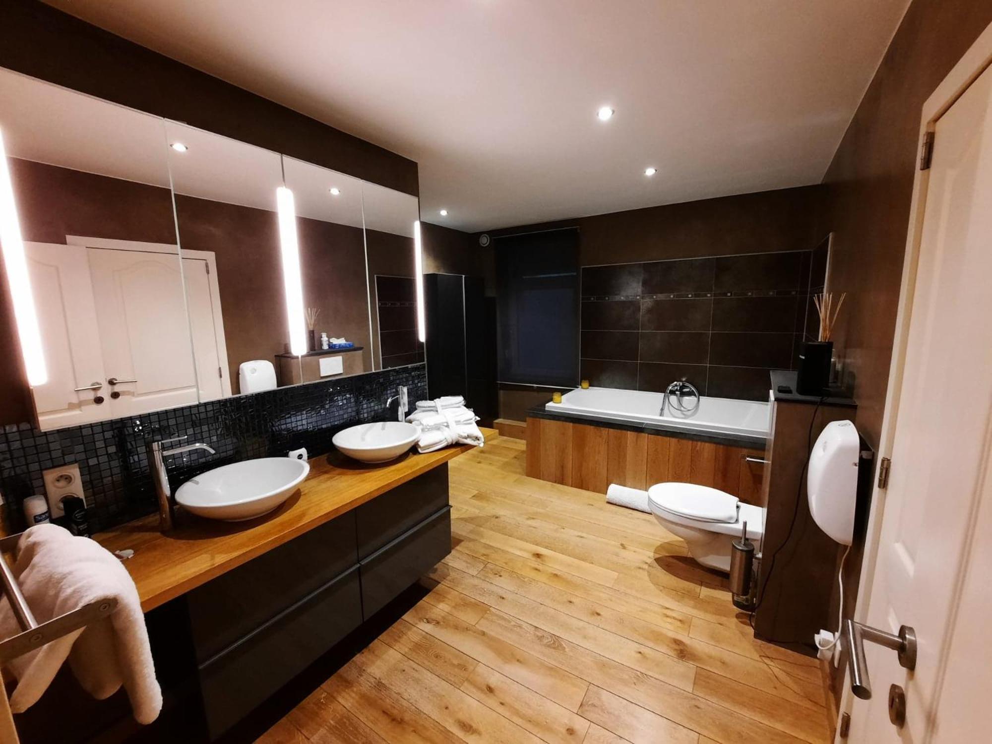 Suite with Hot Tub photo 2