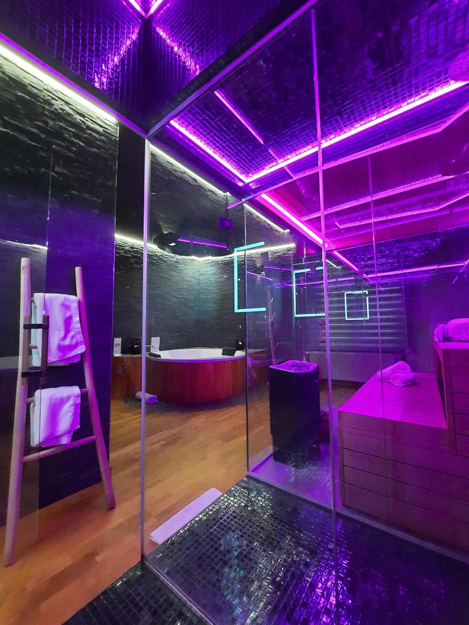 Queen Suite with Spa Bath photo 2