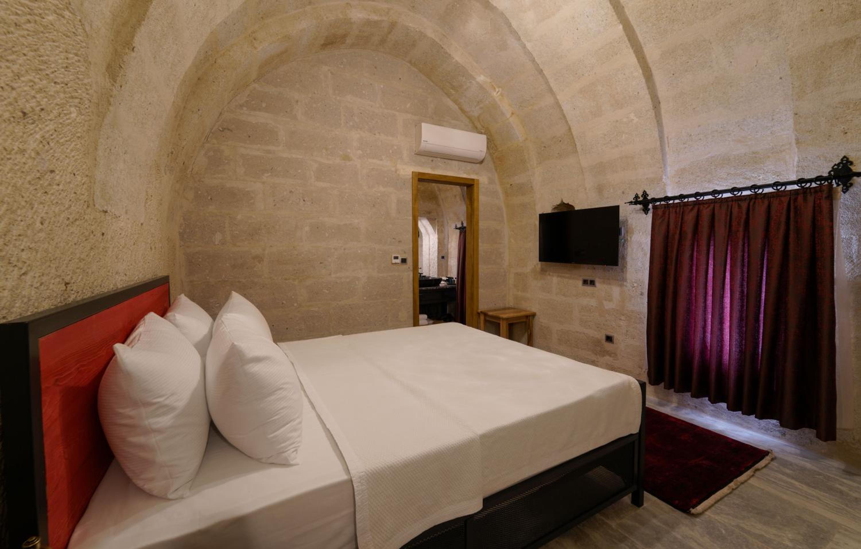 Deluxe Double or Twin Room - Photo 13