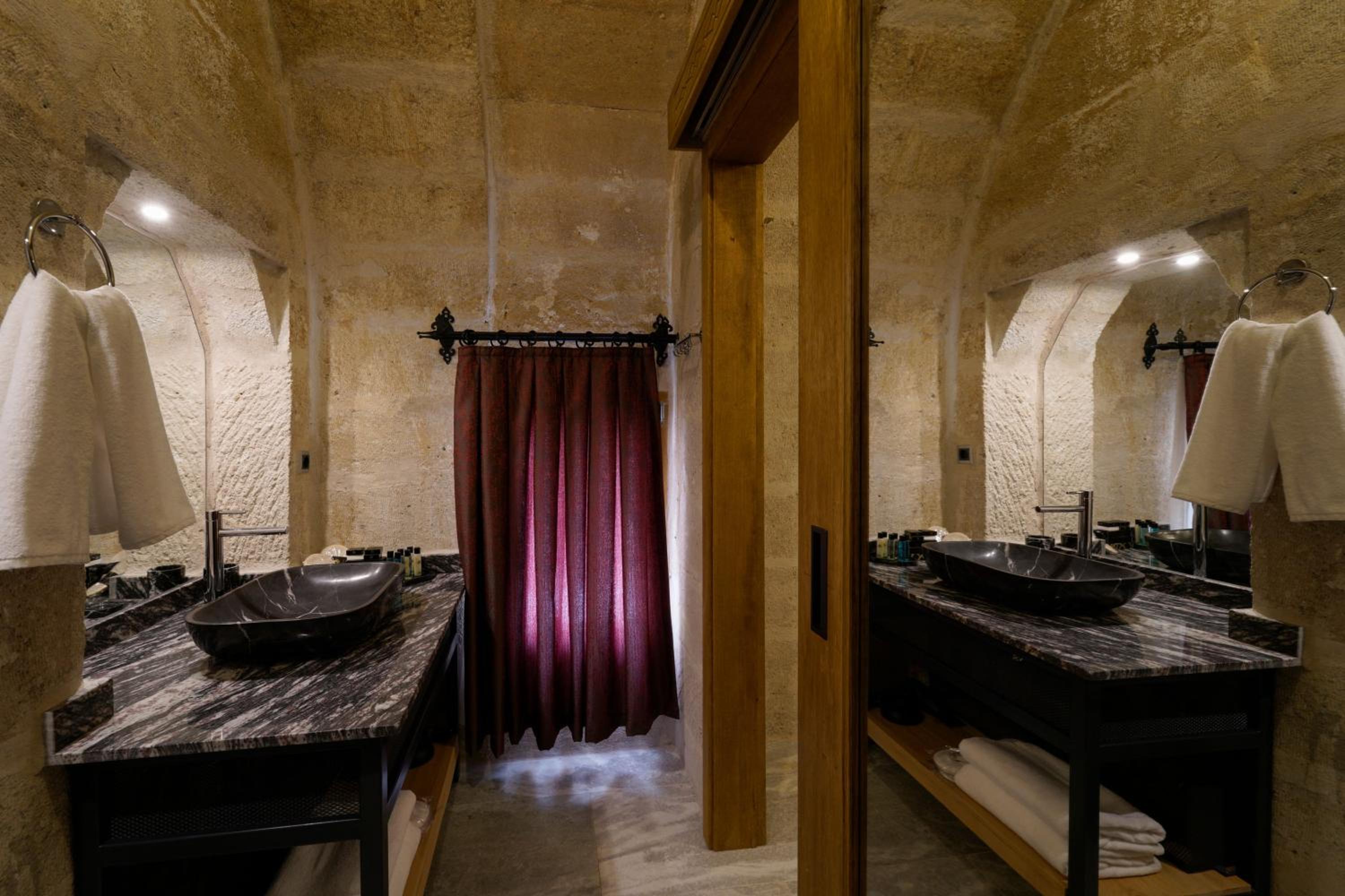 Deluxe Double or Twin Room - Photo 11