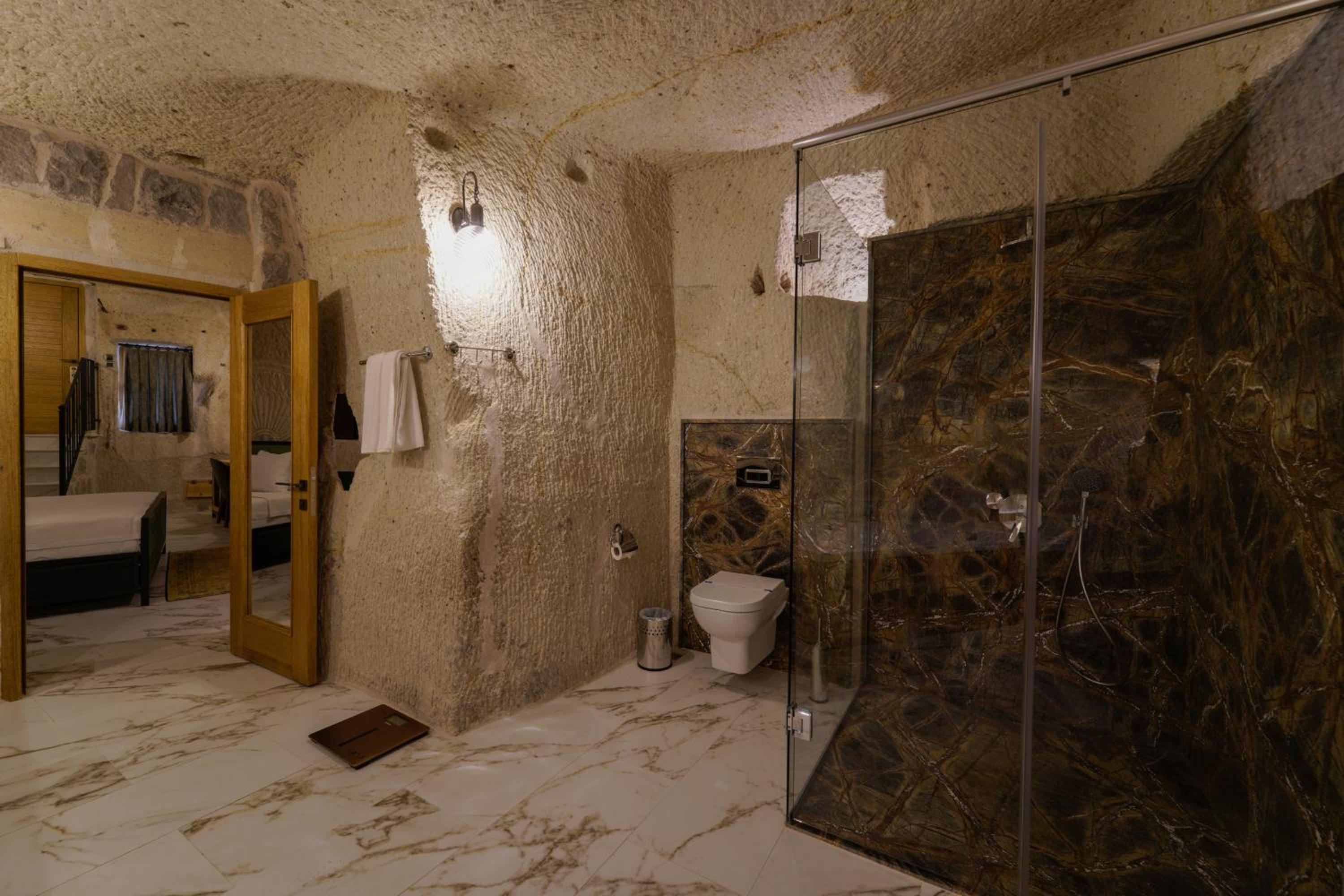 Deluxe Suite - Photo 13