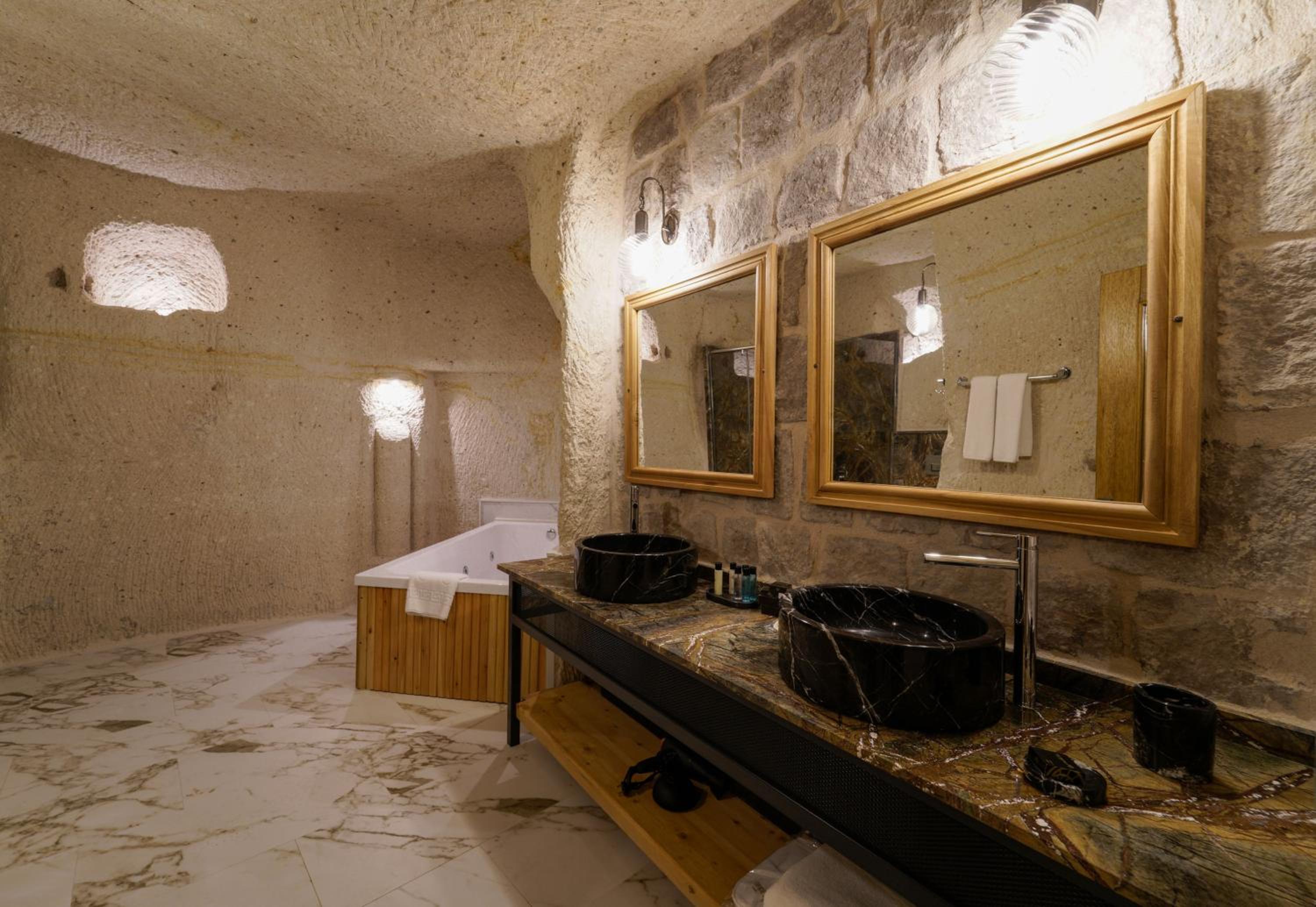 Deluxe Suite - Photo 12
