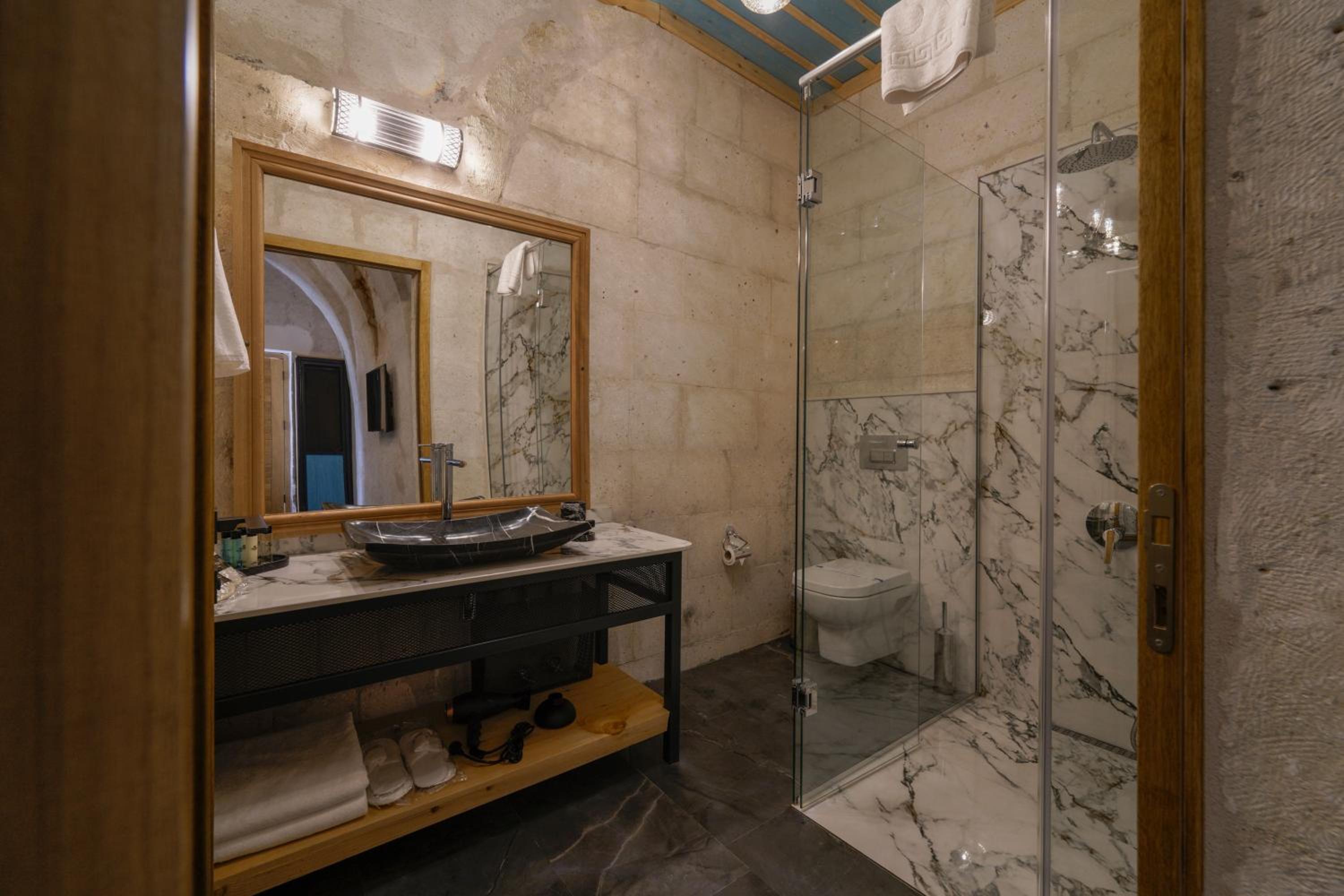 Double or Twin Room with View - Photo 15