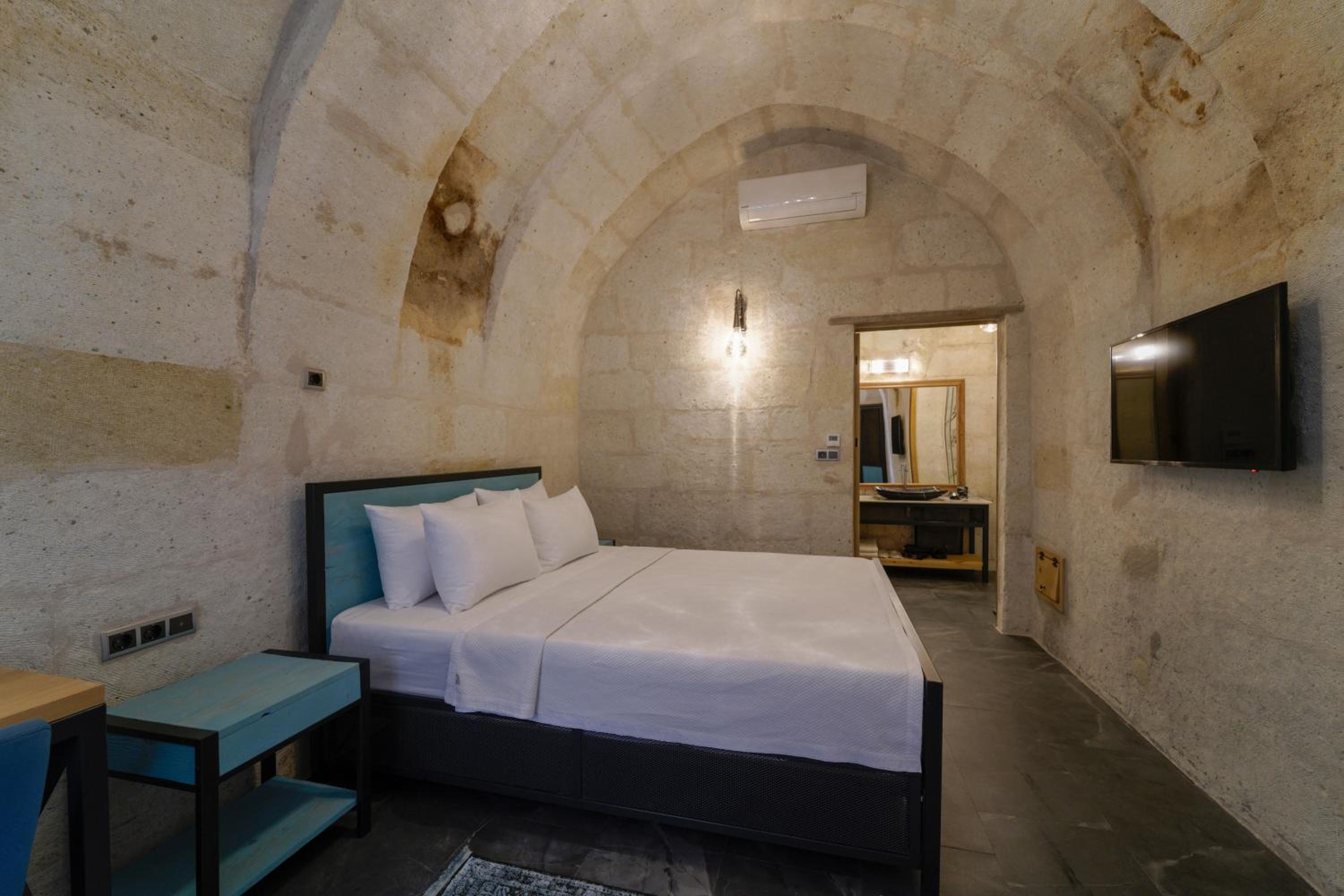 Double or Twin Room with View - Photo 13