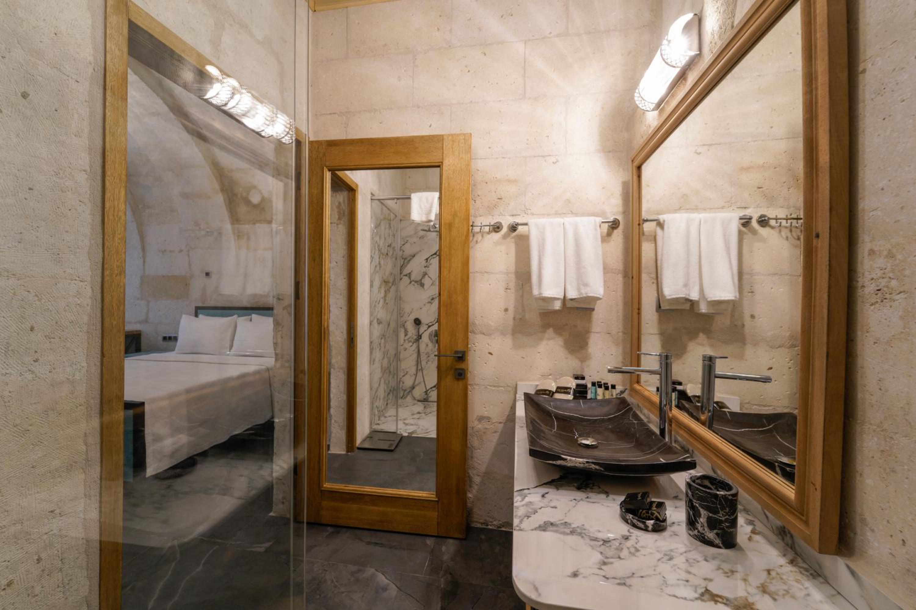 Double or Twin Room with View - Photo 12