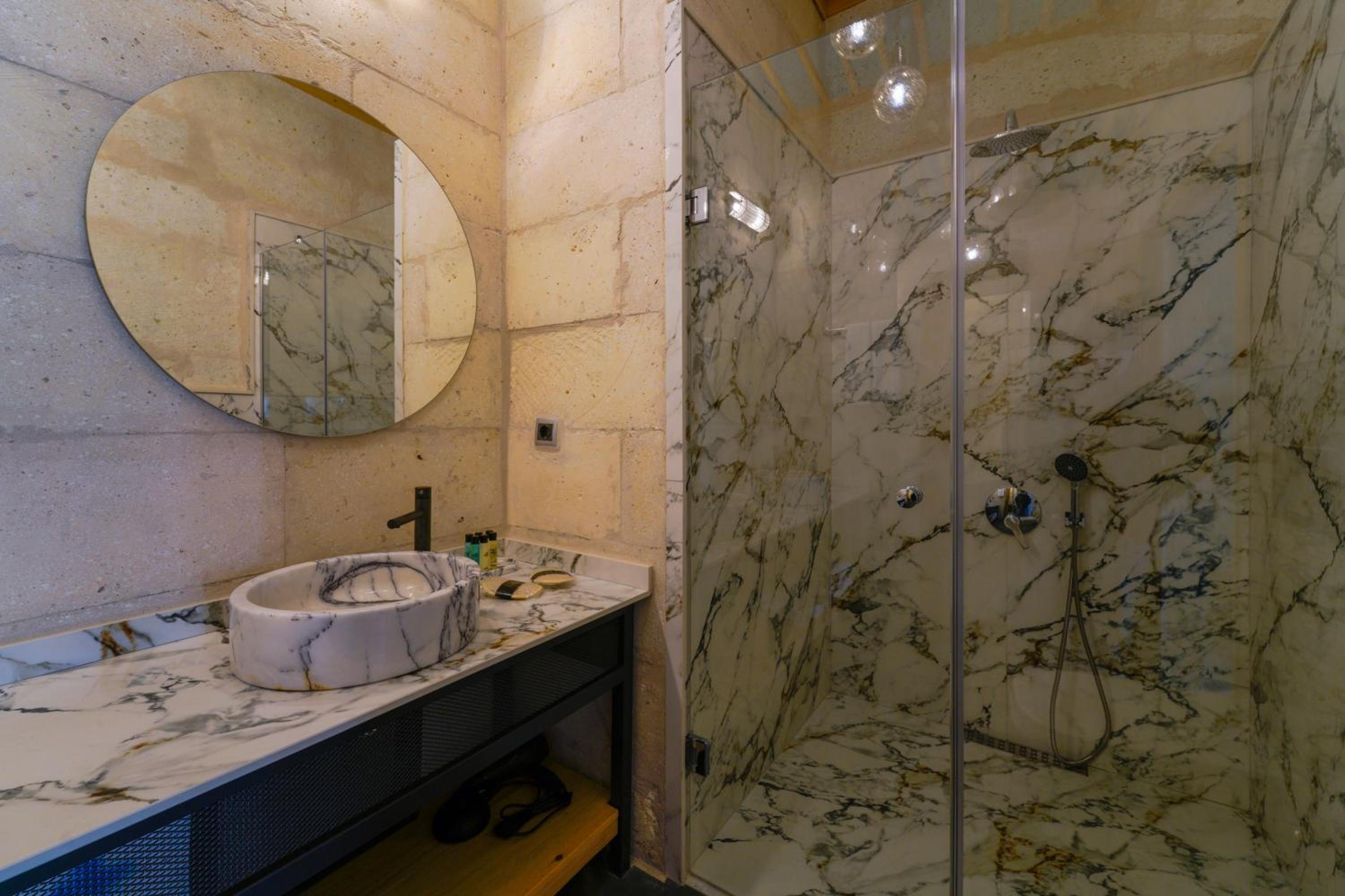 Double or Twin Room with View - Photo 16
