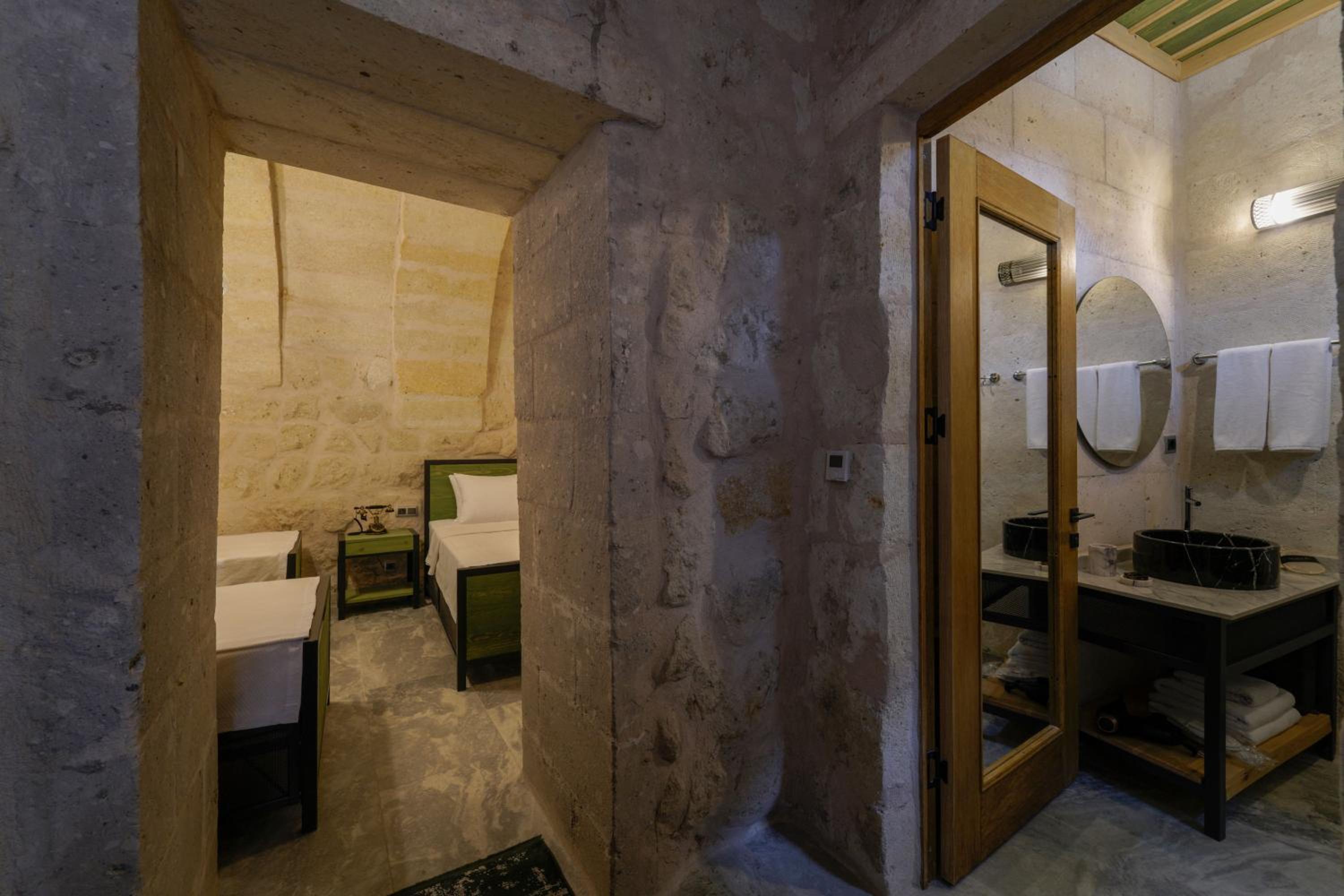 Double or Twin Room with View - Photo 23