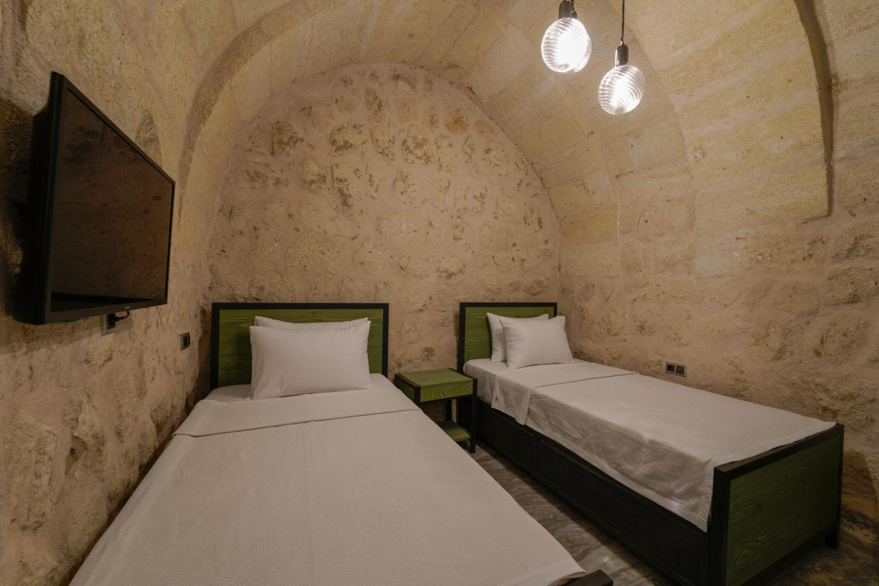 Double or Twin Room with View - Photo 25