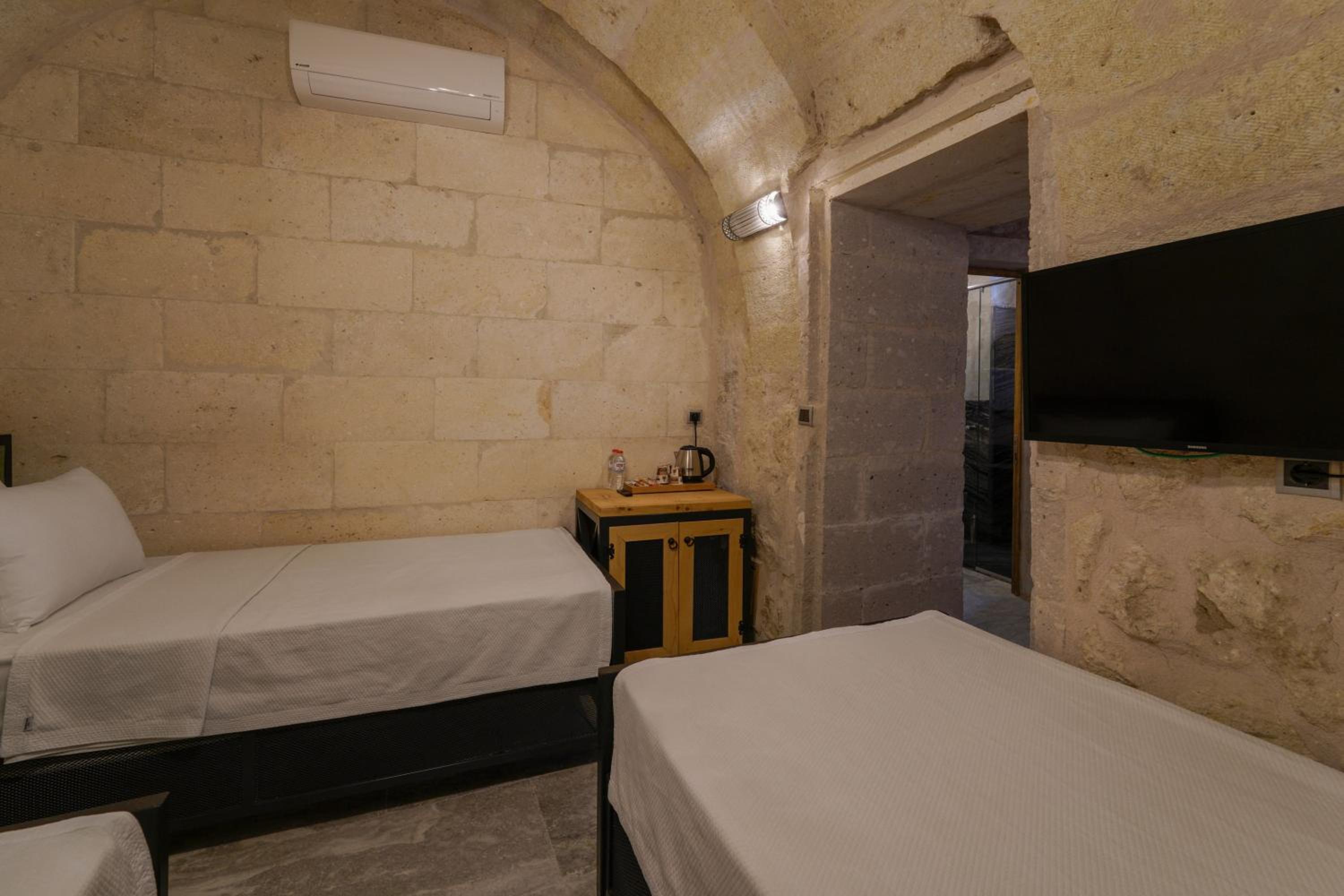 Double or Twin Room with View - Photo 24